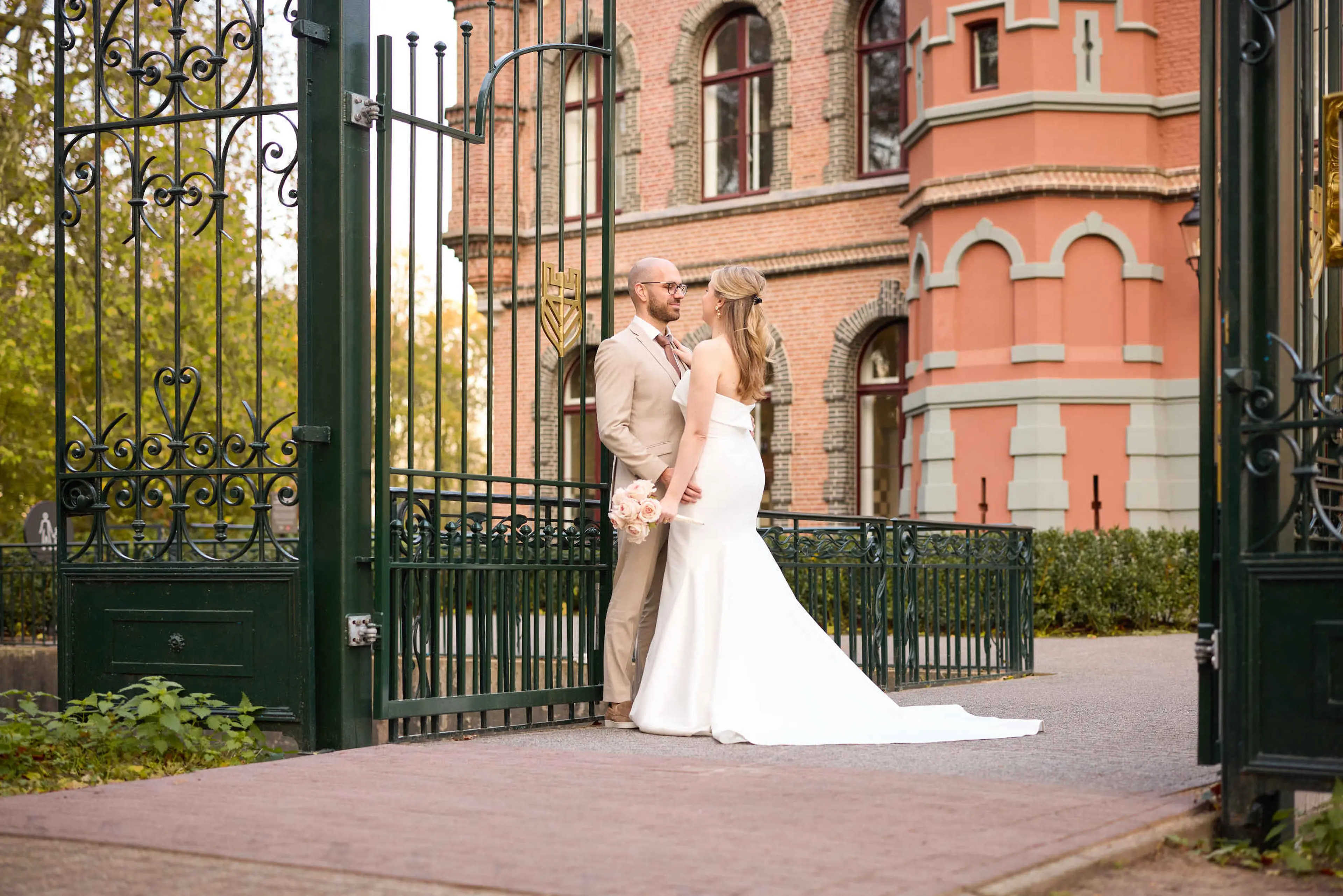 Trouwlocatie in de lente/zomer buiten bruiloft bij Kasteel Steenenburg
