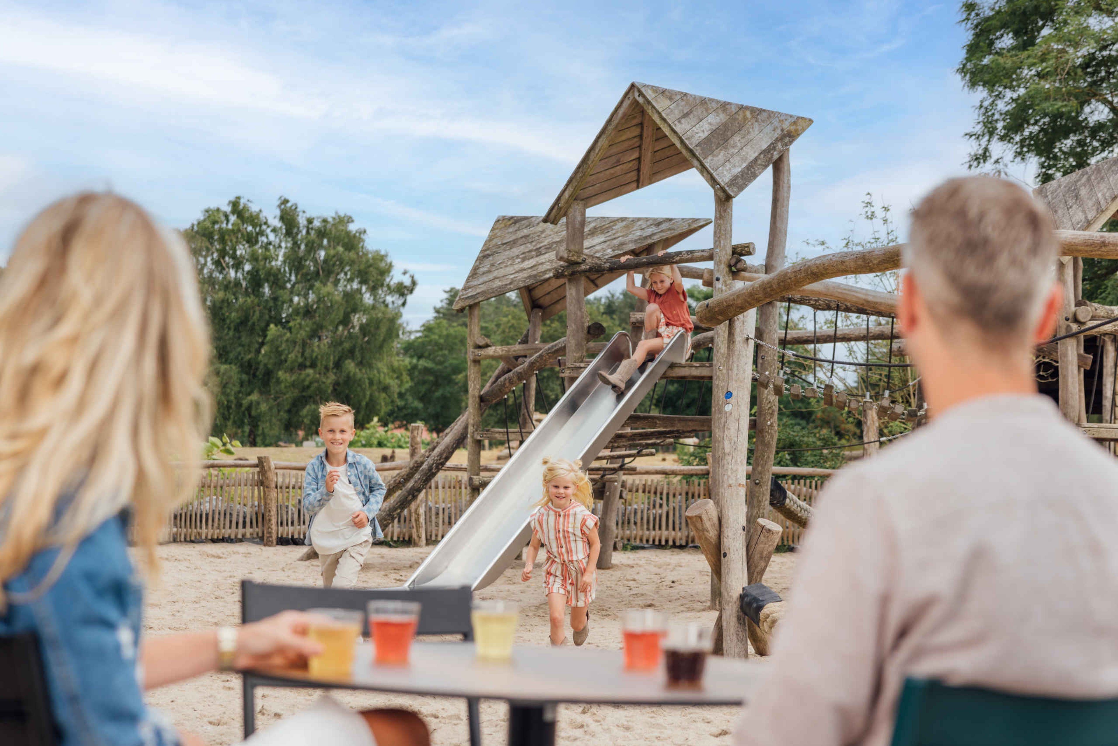 Speeltuin Mugunda kinderen van de glijbaan in Safaripark Beekse Bergen