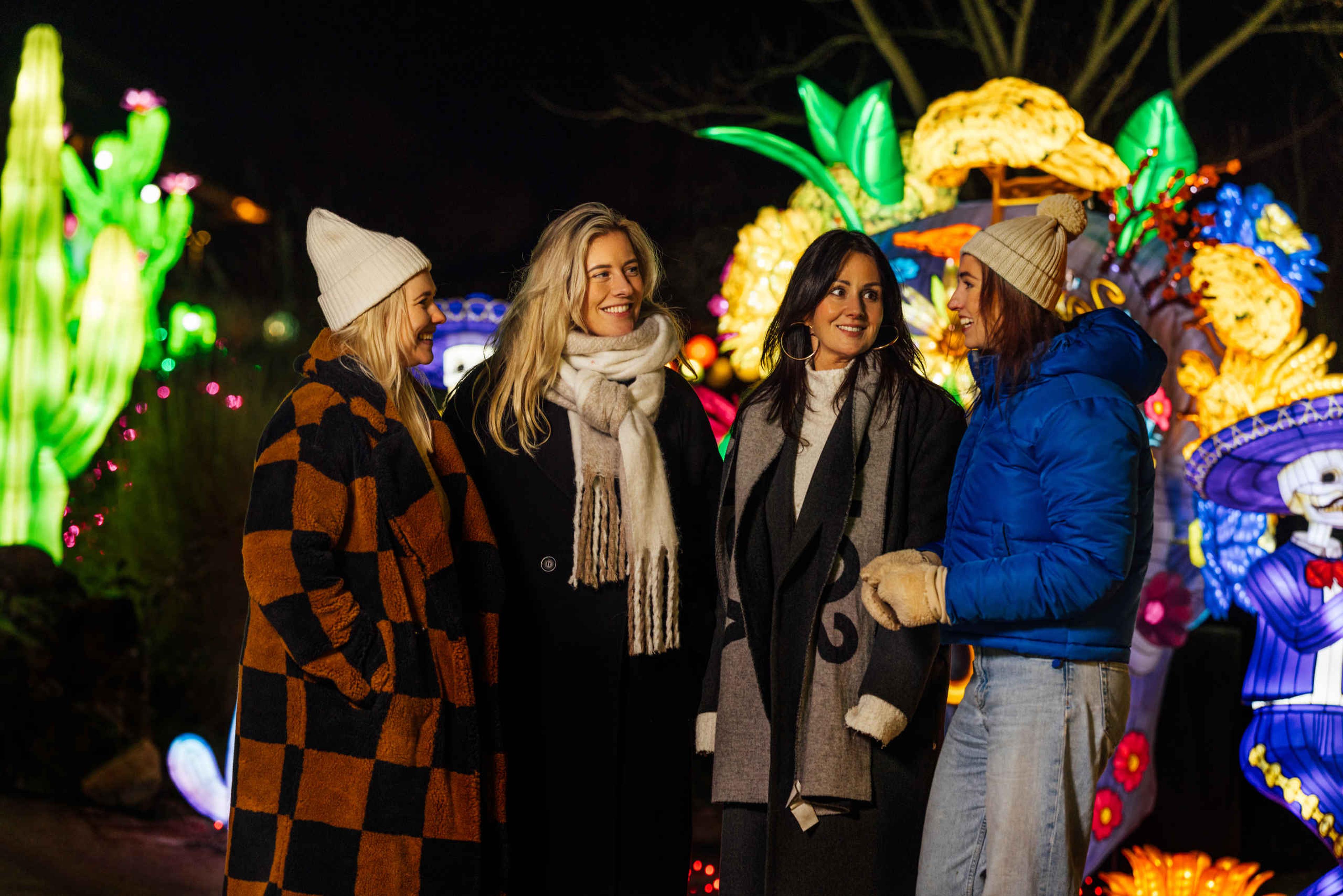 Een groep collega's loopt rond bij Light Safari Beekse Bergen.