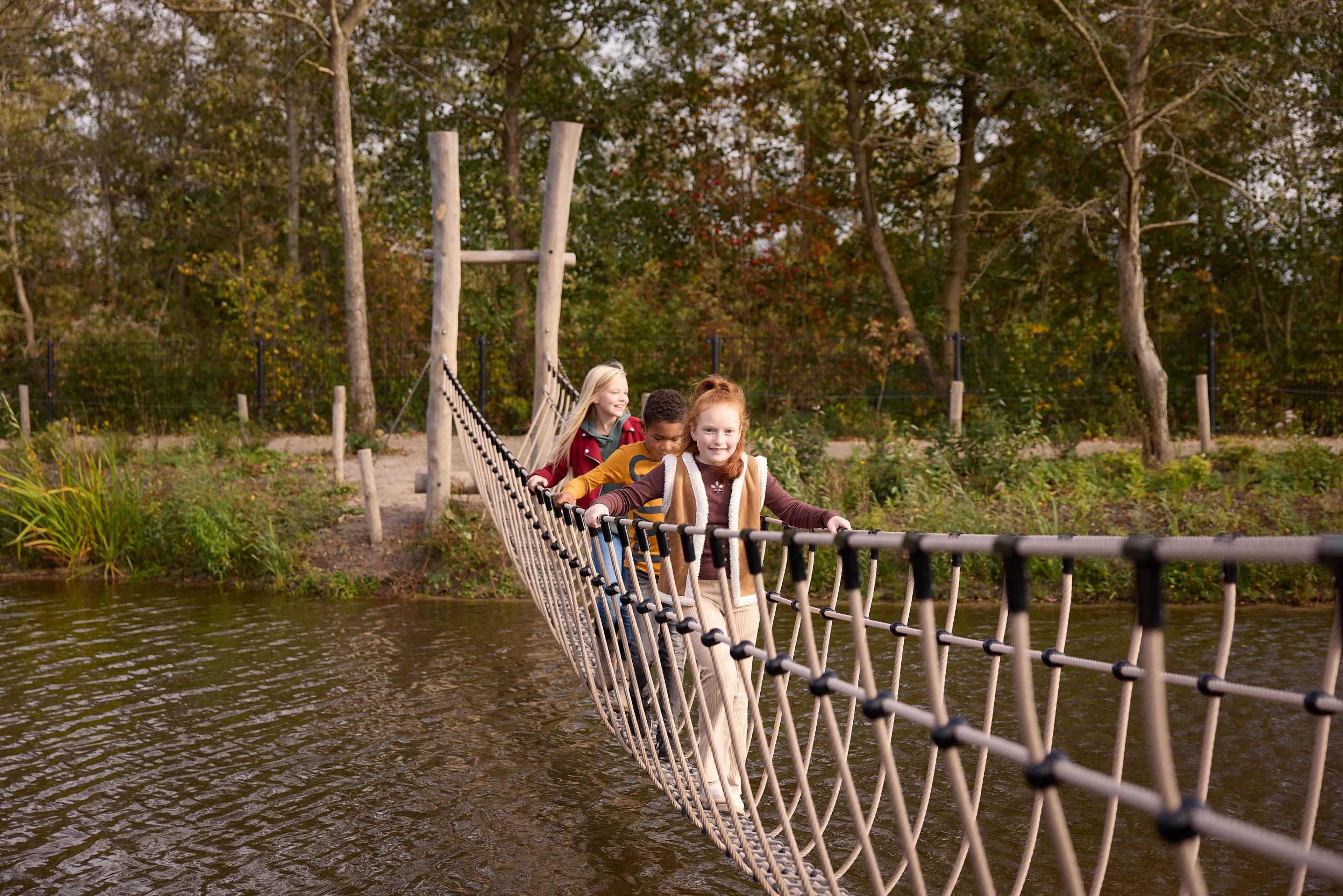 Herfst kinderen lopen over de touwbrug in AquaZoo Leeuwarden
