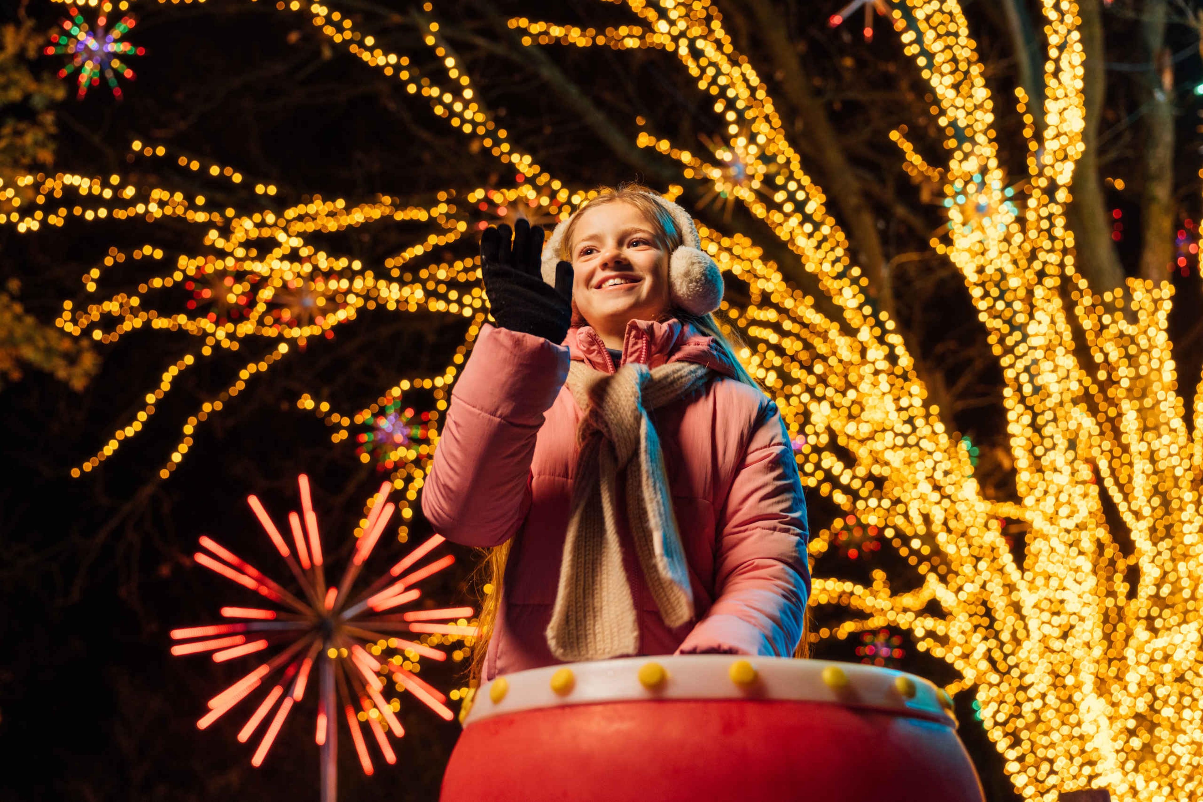 Een meisje is aan het trommelen tijdens Light Safari in Safaripark Beekse Bergen