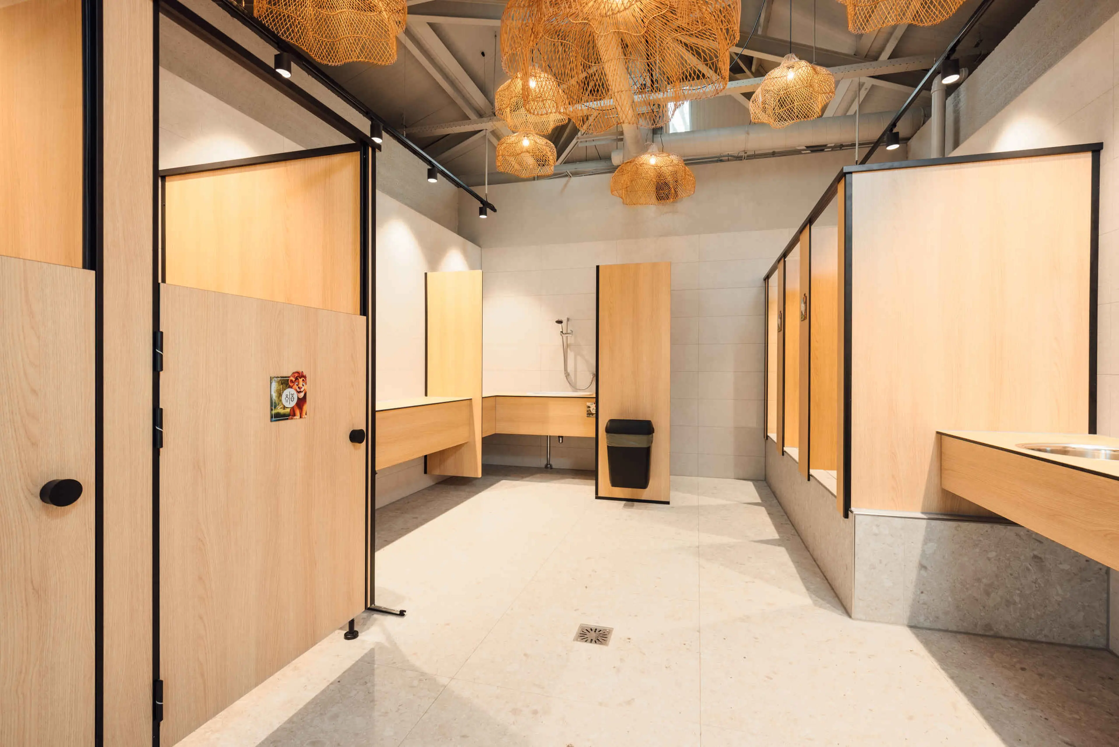 Kinderdouches en kinderbad in sanitairgebouw op de camping van Lake Resort Beekse Bergen