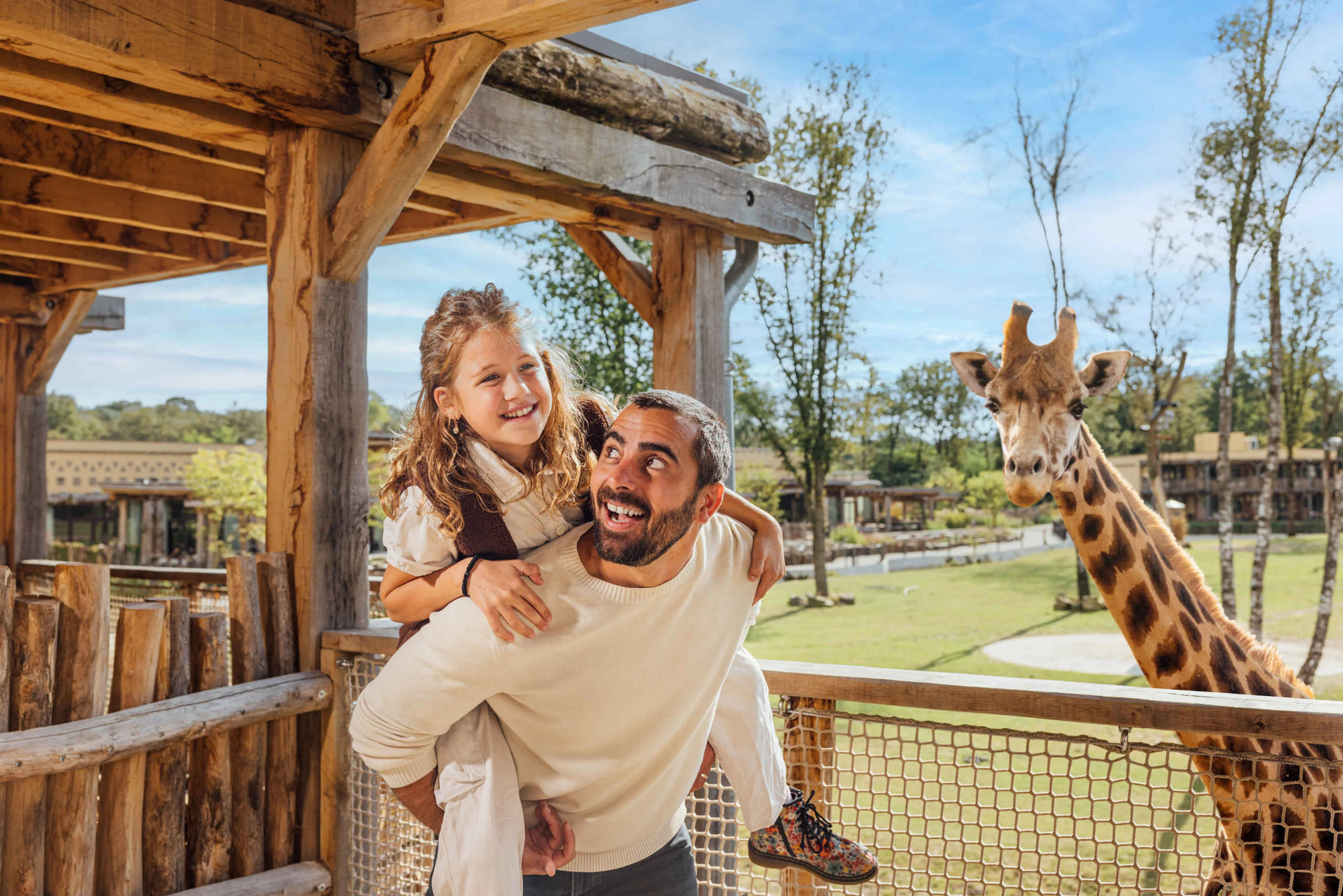 Vader met kind en giraffe bij Safari Hotel Beekse Bergen