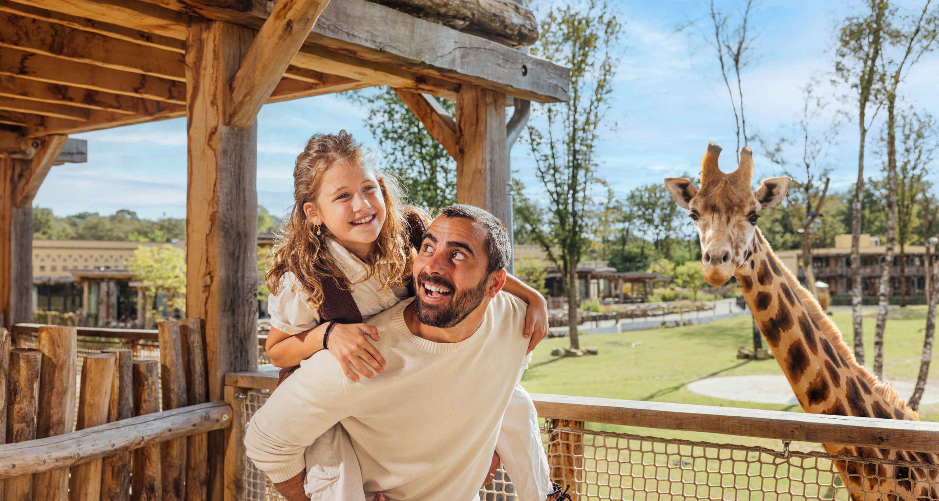 Vader met kind en giraffe bij Safari Hotel Beekse Bergen