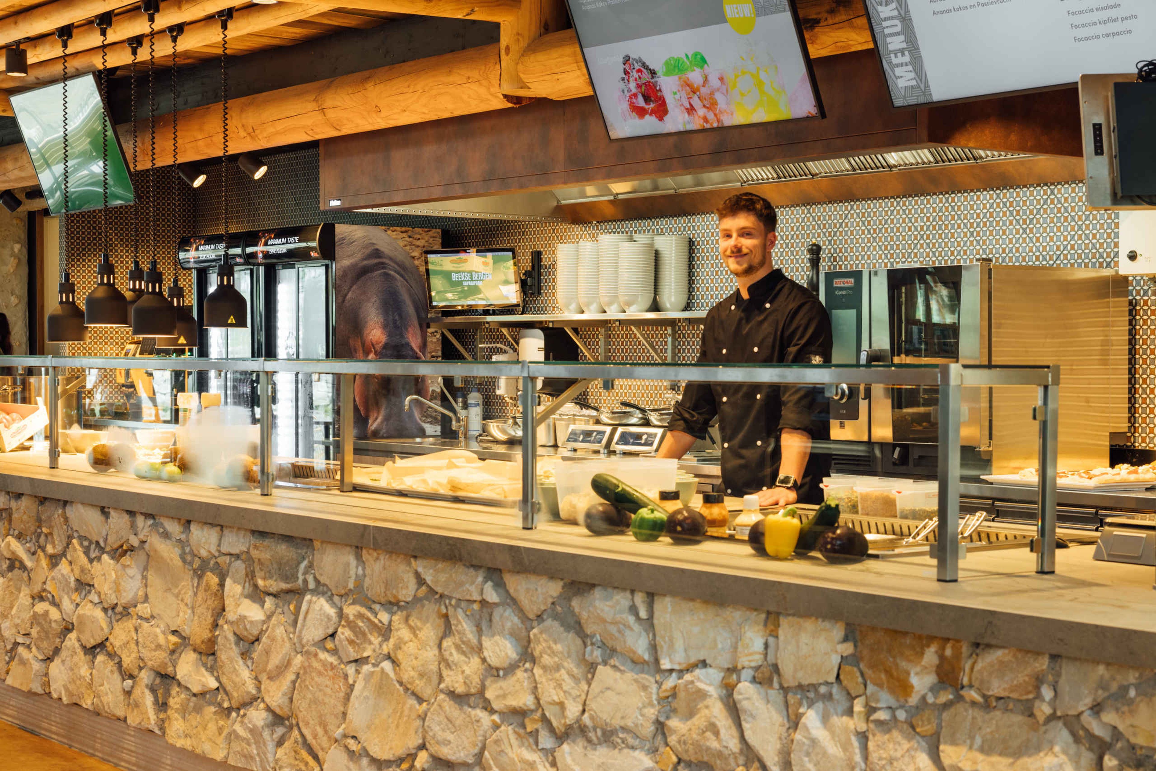 Restaurant Mugunda personeel in interieur in Afrikadorp bij Safaripark Beekse Bergen