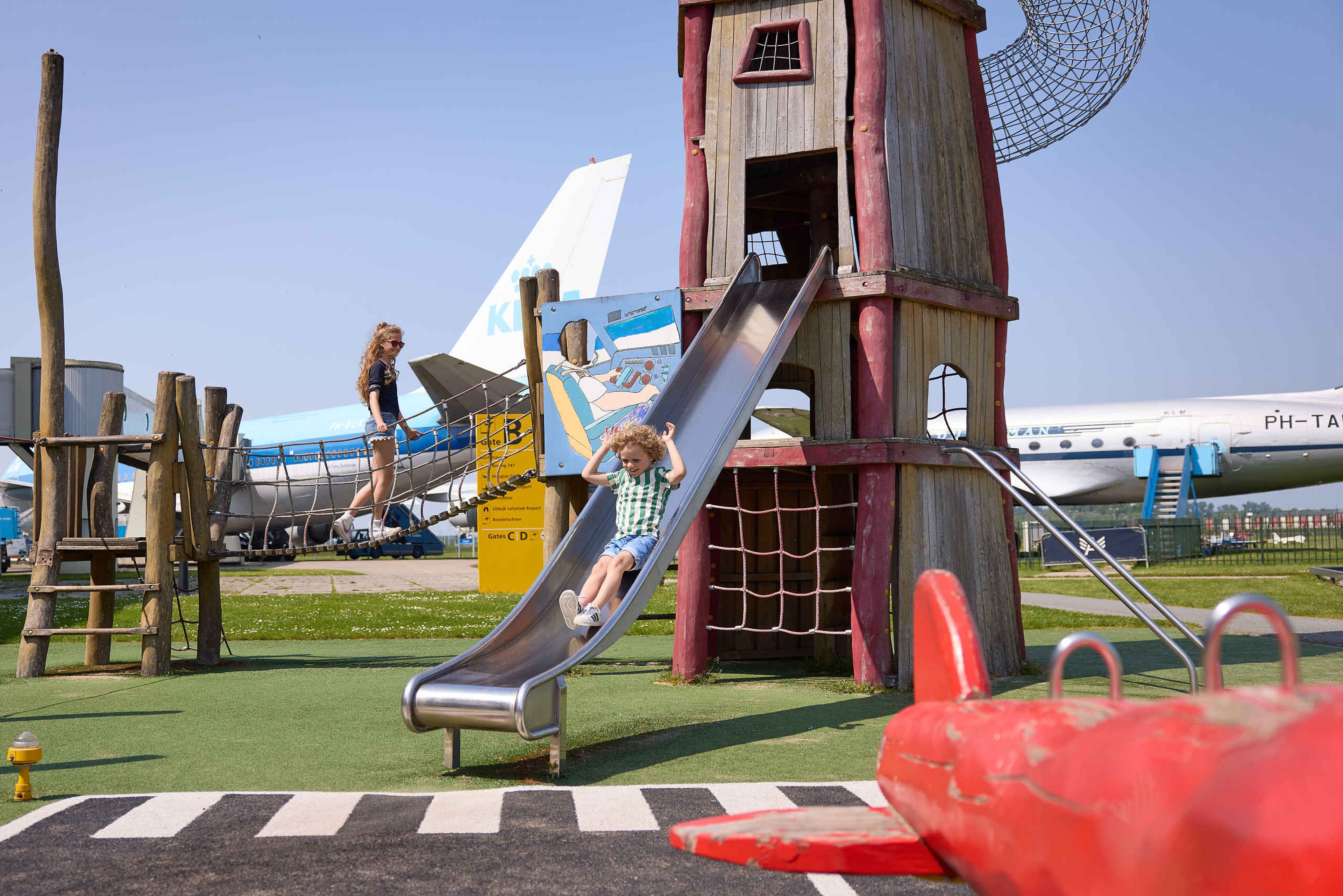 Kinderen spelen in de grote speeltuin bij Aviodrome