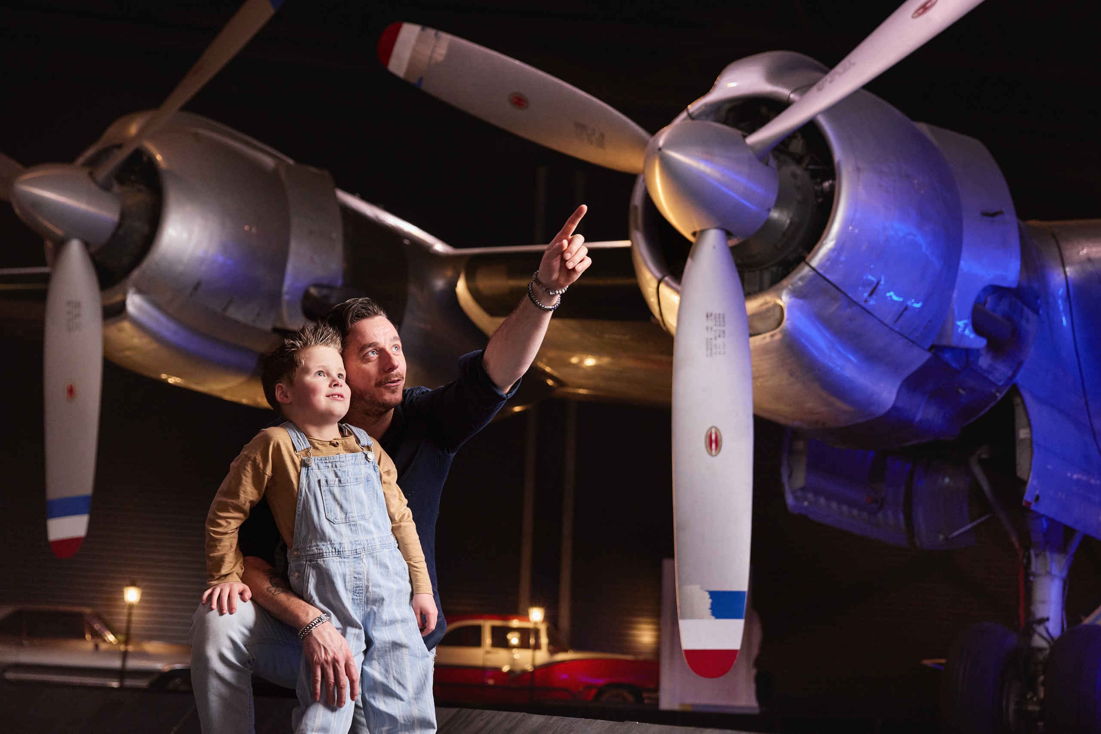 Vader en zoon in Aviodrome