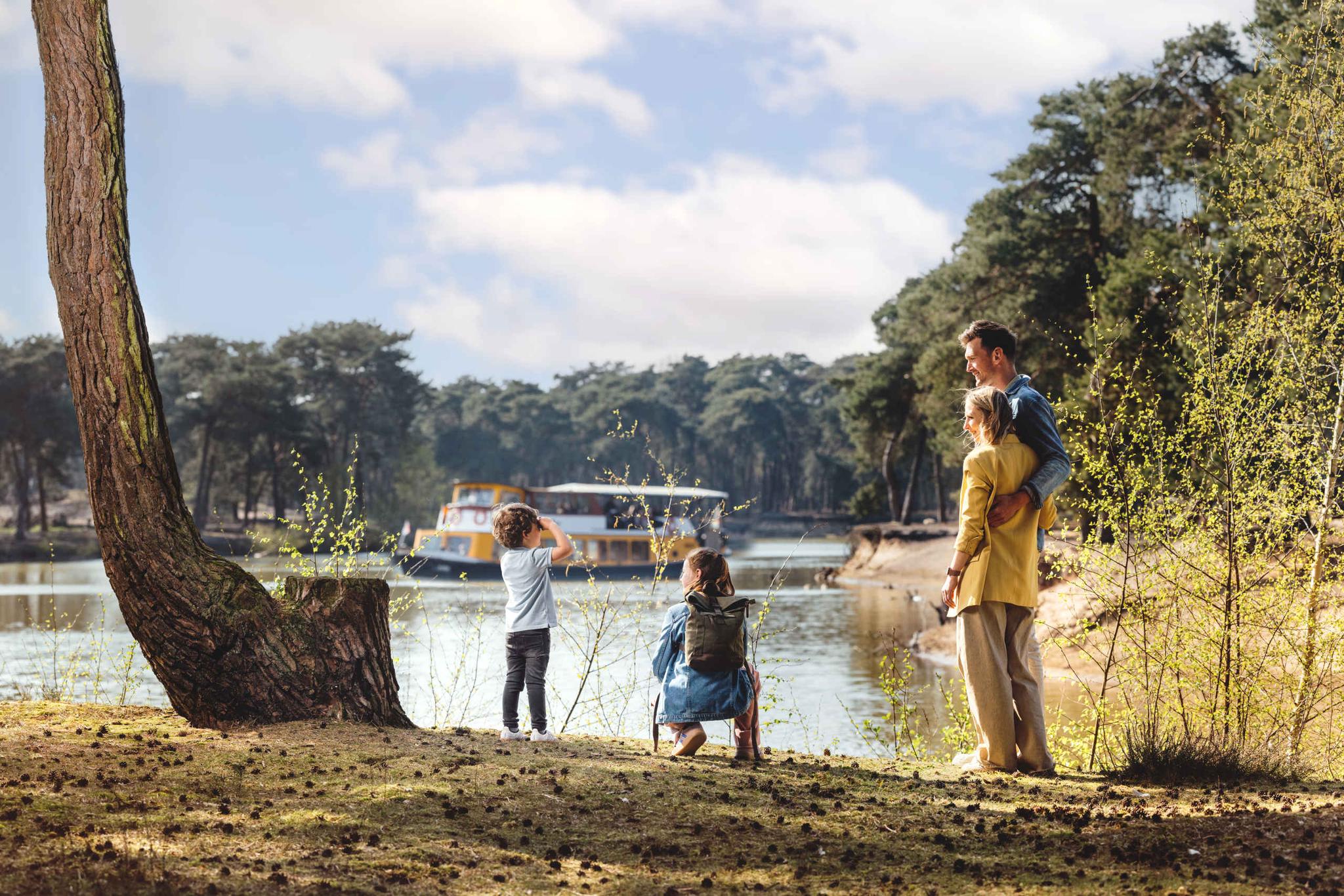 Bootsafari en wandelsafari een gezin met ouders en kinderen in Safaripark Beekse Bergen