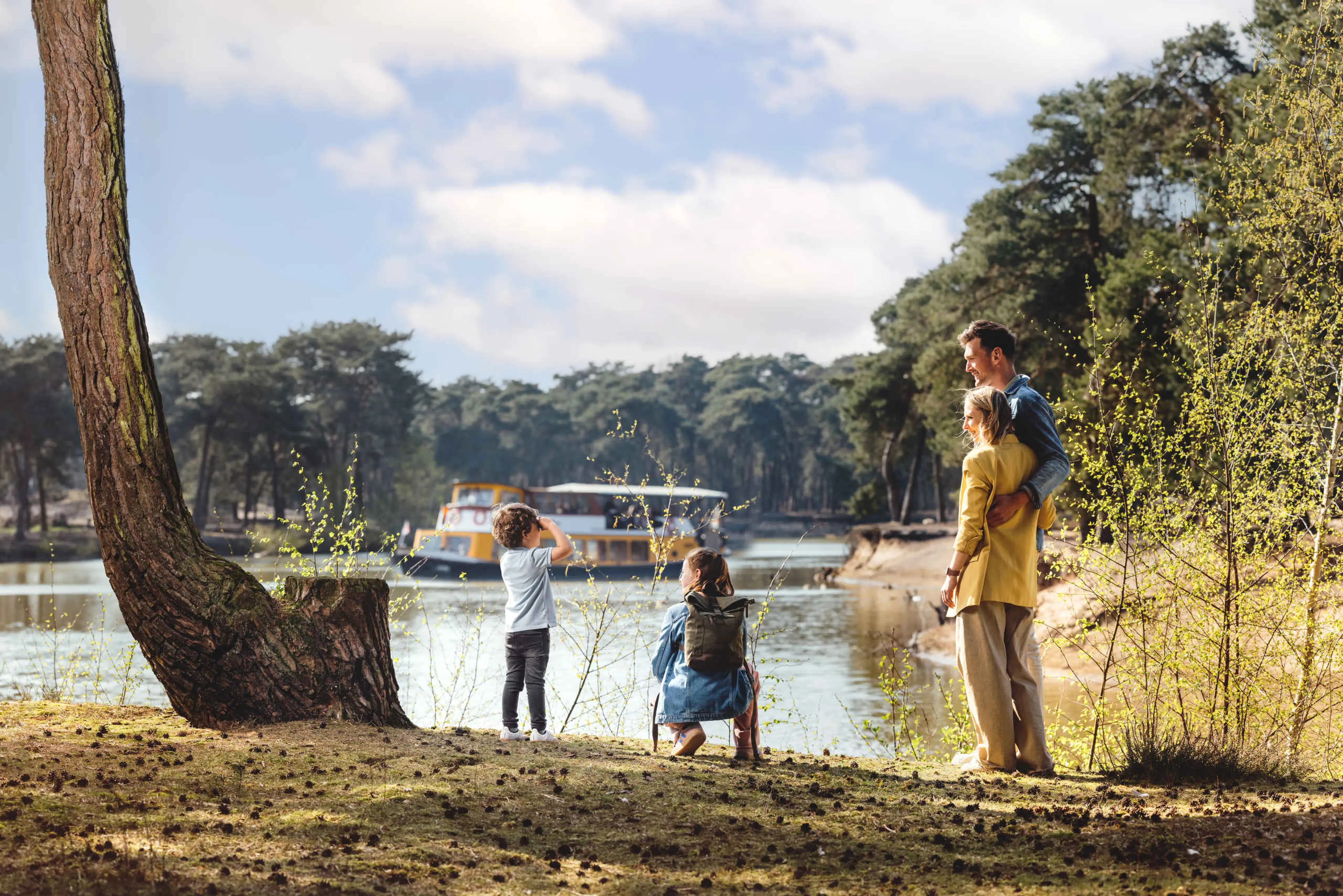 Bootsafari en wandelsafari een gezin met ouders en kinderen in Safaripark Beekse Bergen