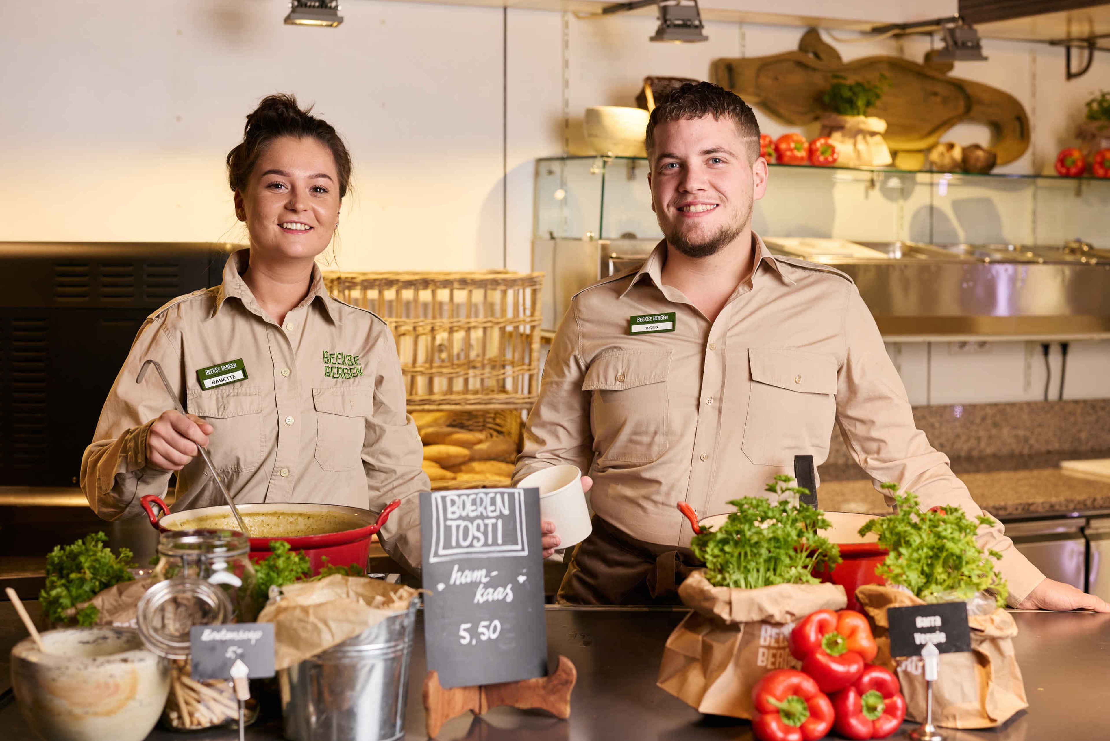 Horeca medewerkers serverem soep en boerentosti Safaripark Beekse Bergen