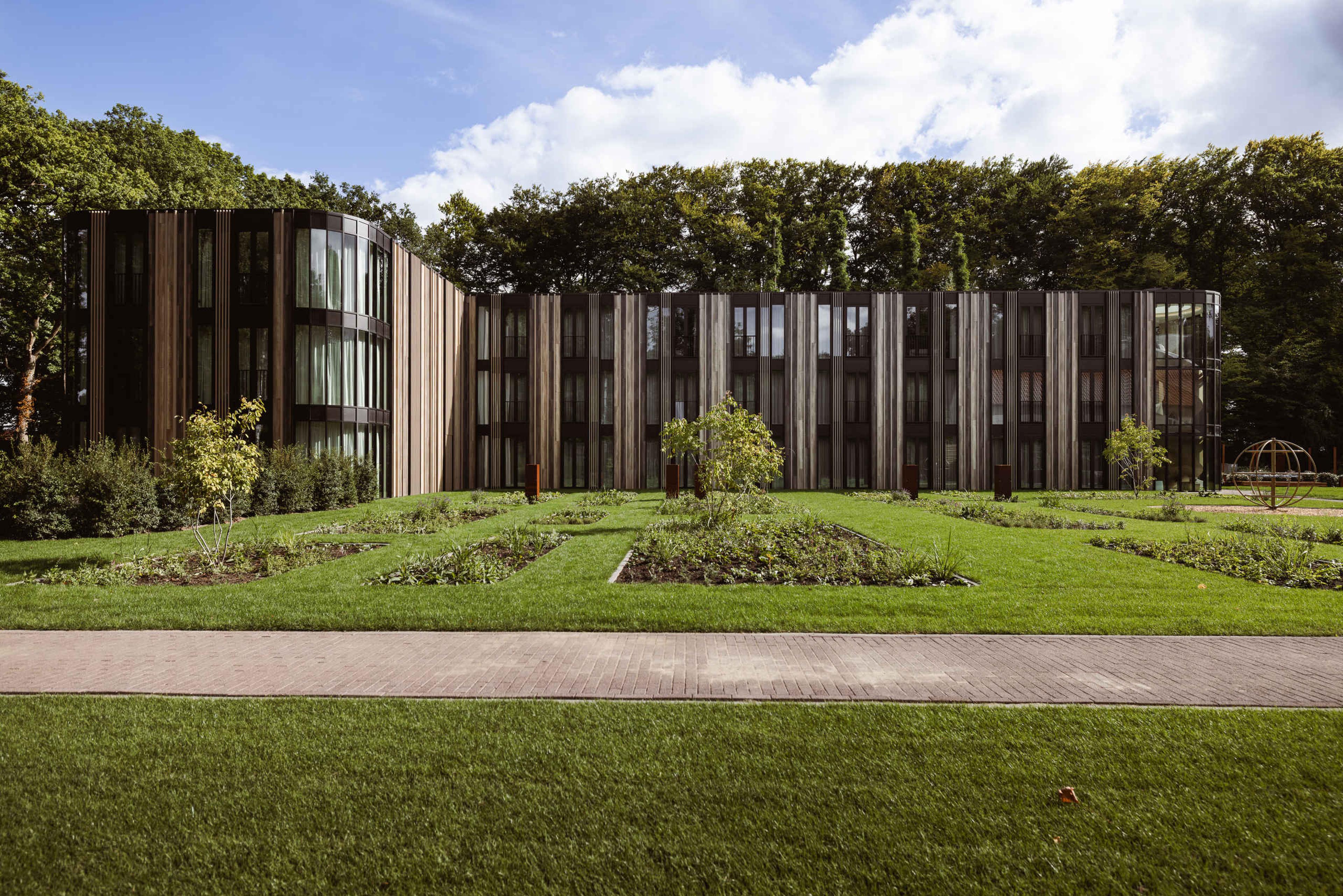 Exterieur van het hotel in het voorjaar van Kasteel Steenenburg