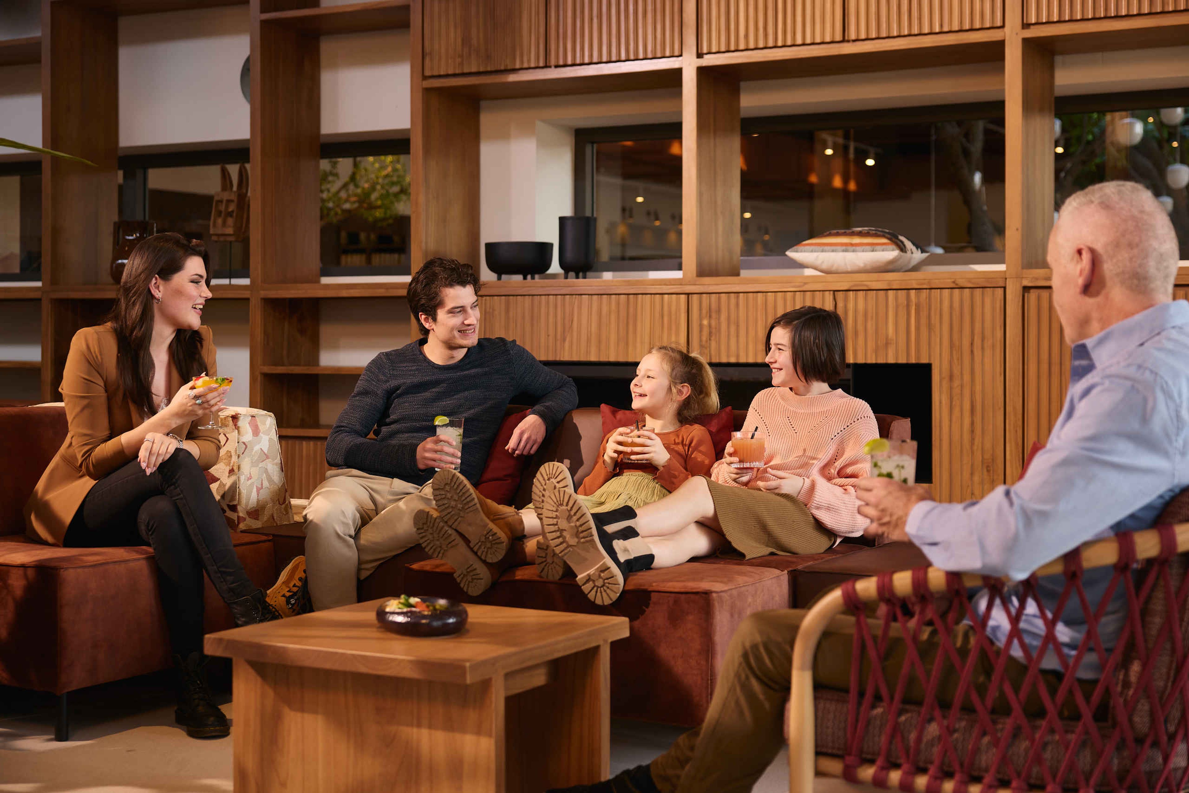 Een familie zit te kletsen bij Hogon Bar & Lounge bij Safari Hotel Beekse Bergen.