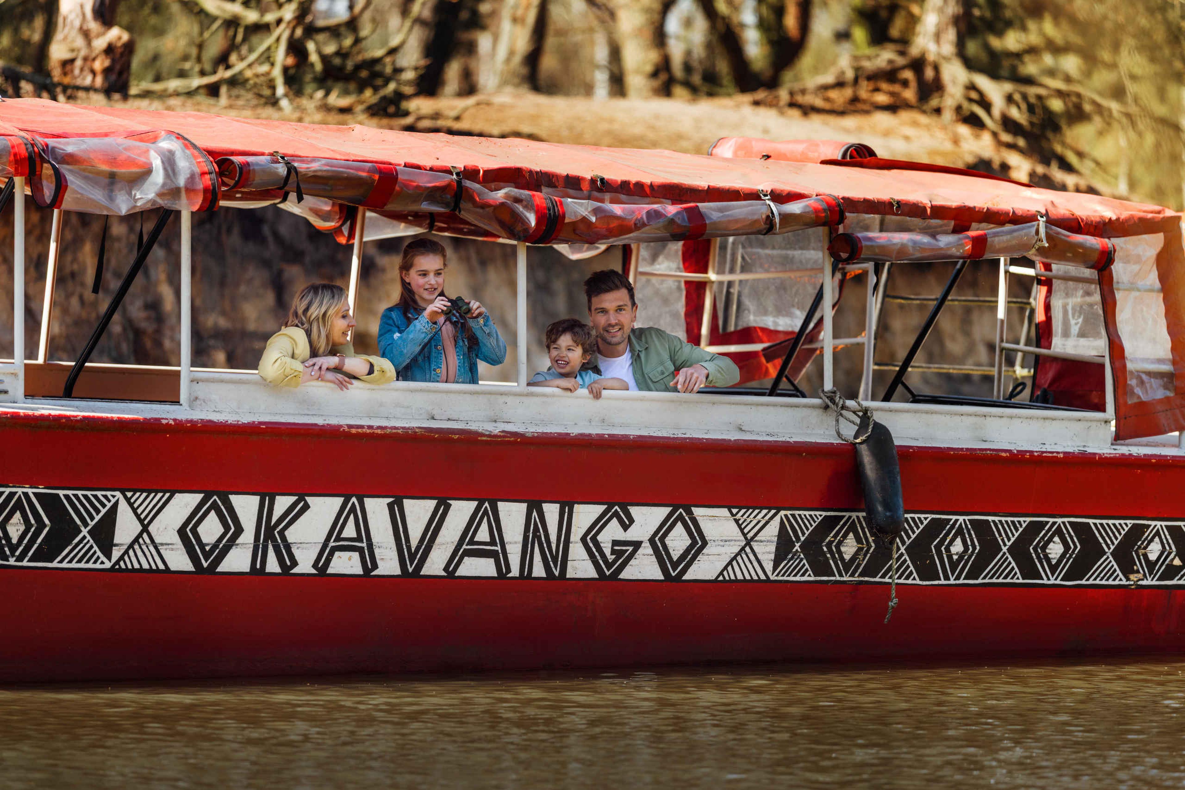Bootsafari een gezin met vader, moeder en kinderen in de Okavango boot in Safaripark Beekse Bergen