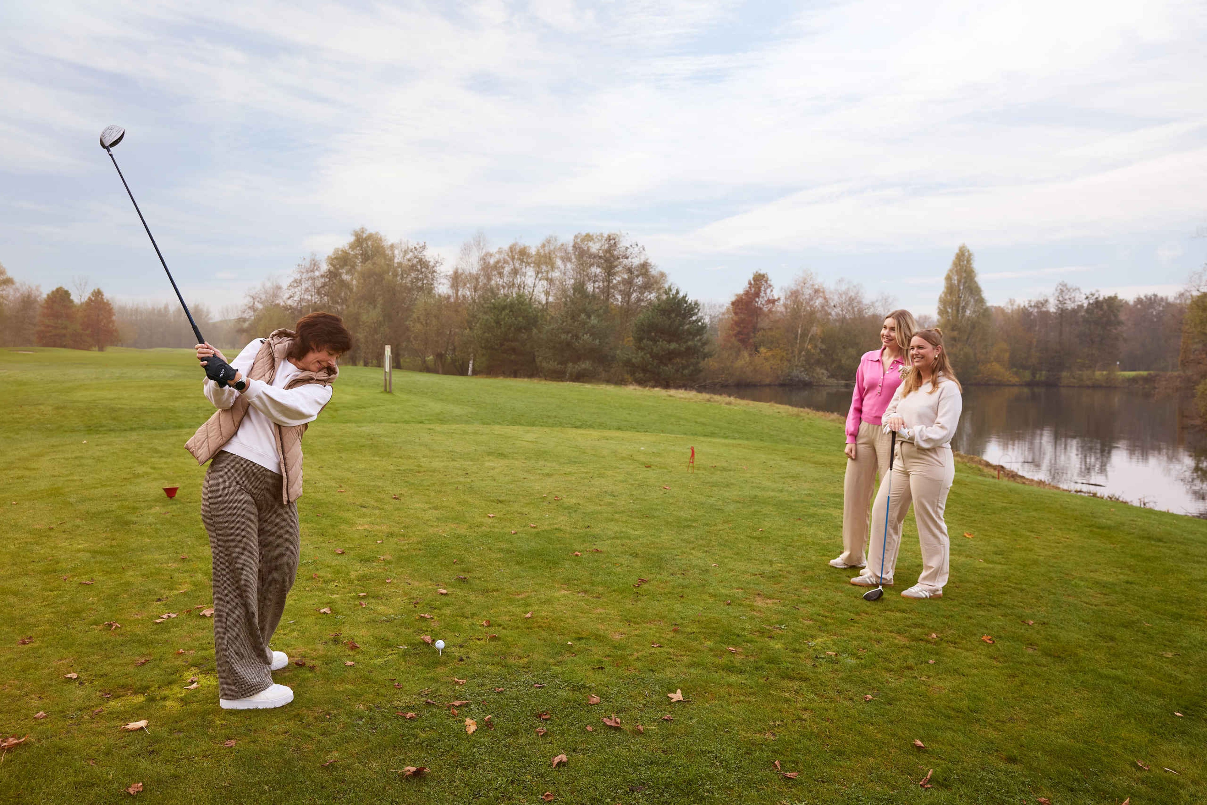 Vrouwen golfen op de libellenbaan in het najaar bij Golf De Gulbergen
