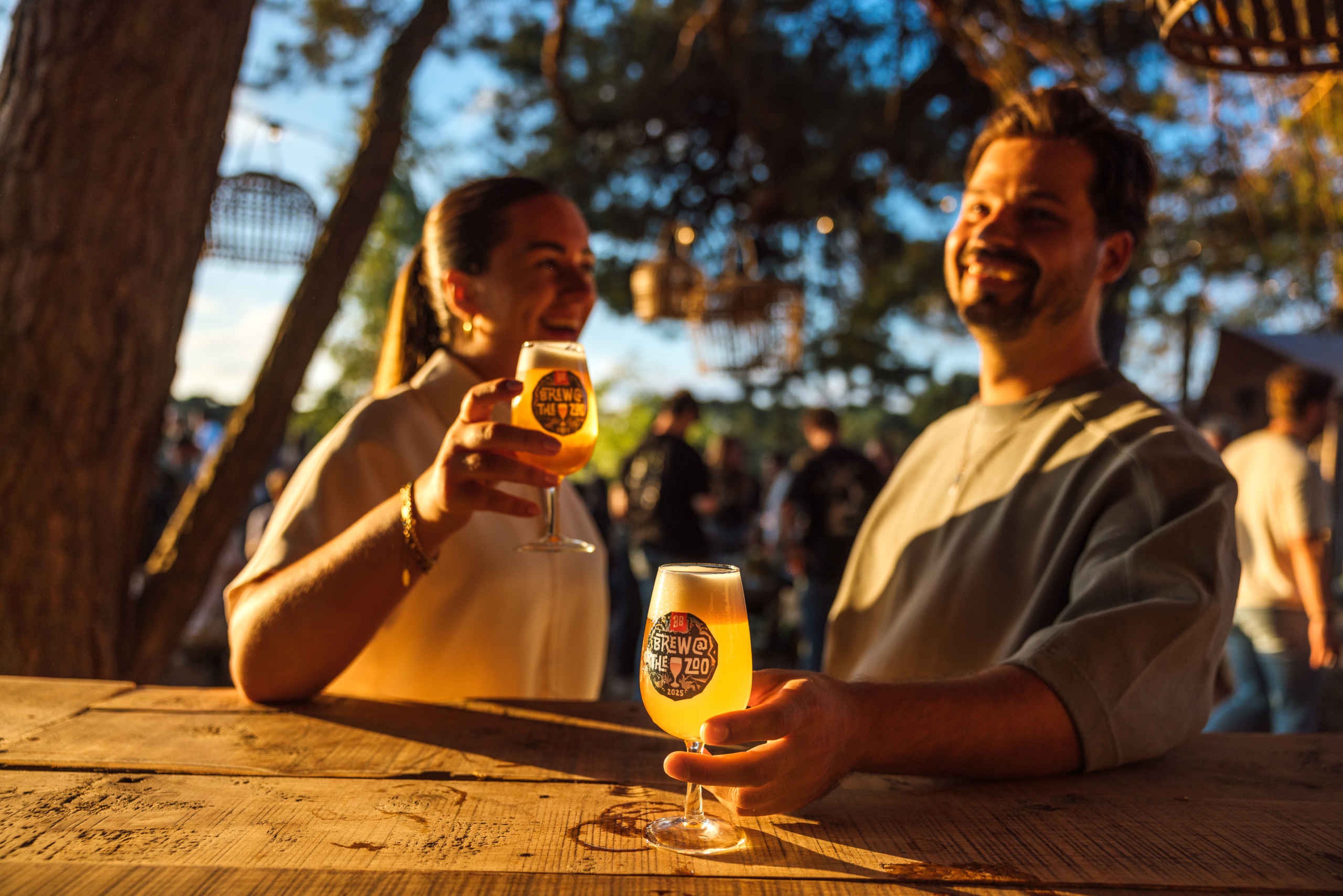 Bier in het zonlicht met vrienden volwassenen in Safaripark Beekse Bergen