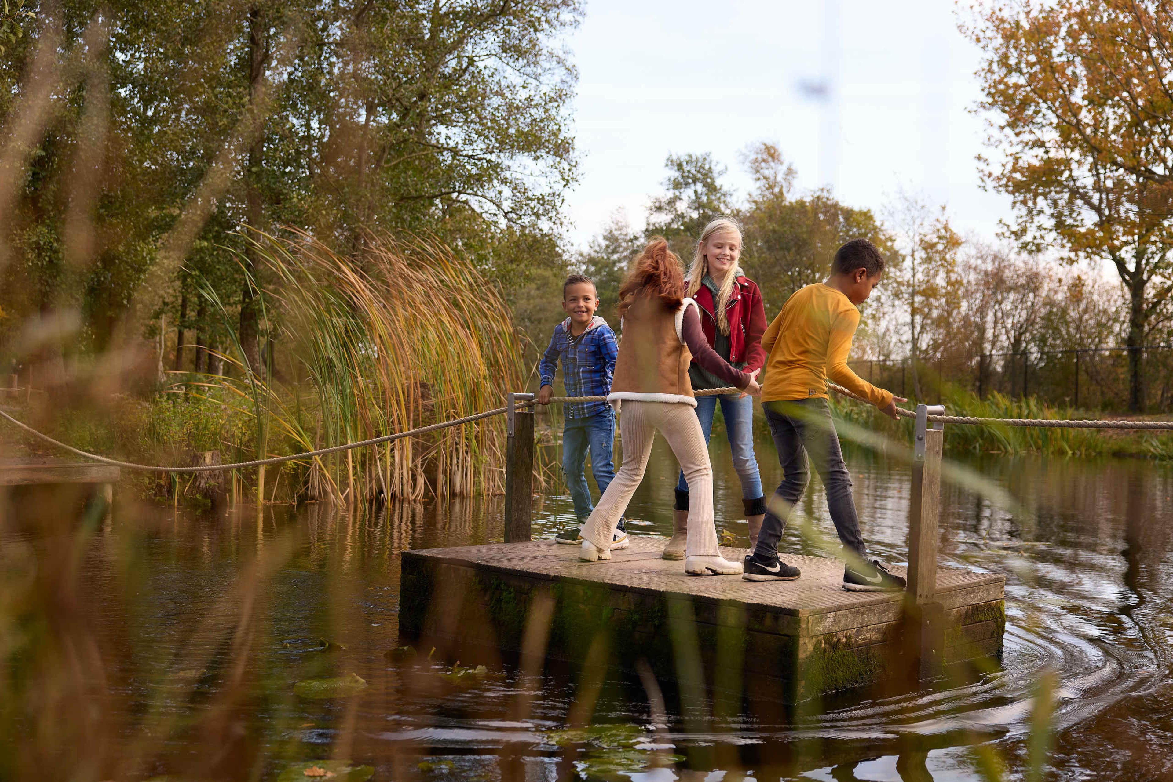 Kinderen op het vlot herfstbeelden AquaZoo Leeuwarden
