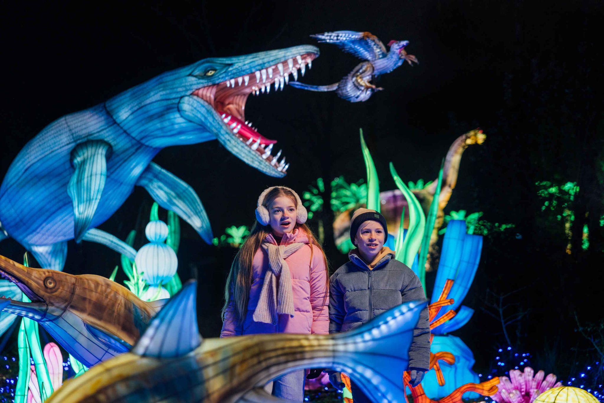 Twee kinderen kijken in het rond bij Light Safari in het Safaripark Beekse Bergen.