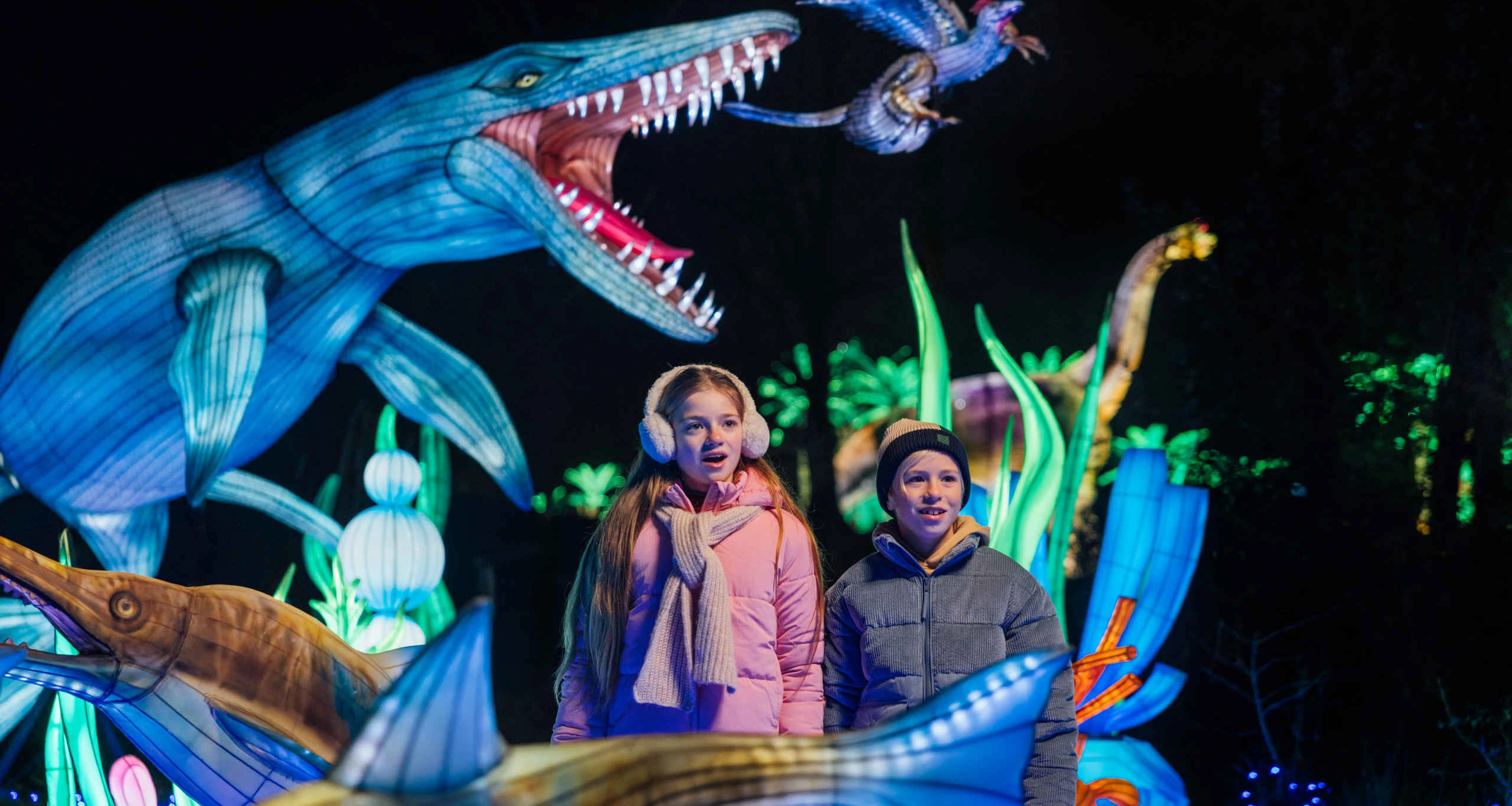 Twee kinderen kijken in het rond bij Light Safari in het Safaripark Beekse Bergen.