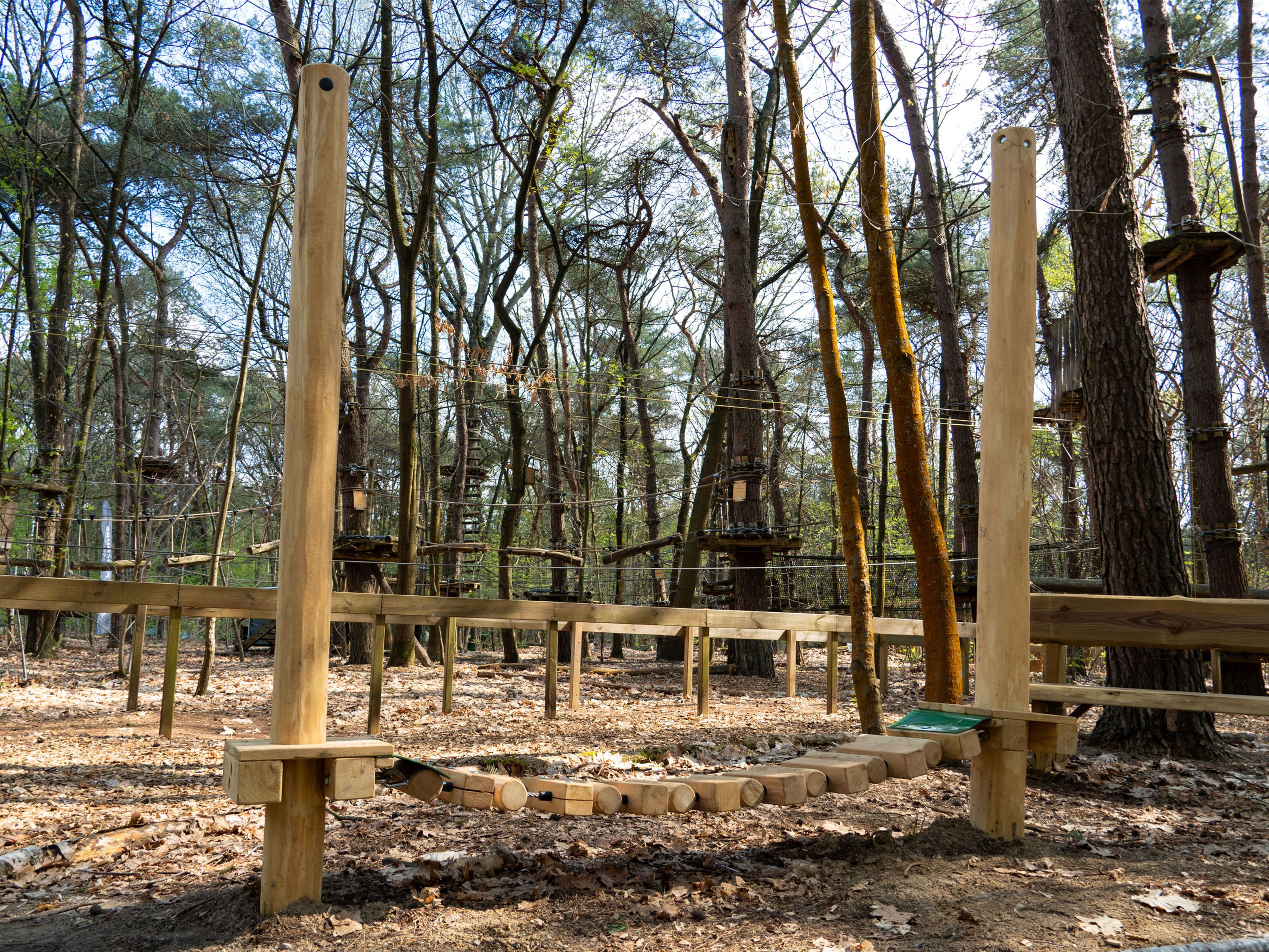 Een brug van het Low Rope Parcours bij Klimrijk Brabant