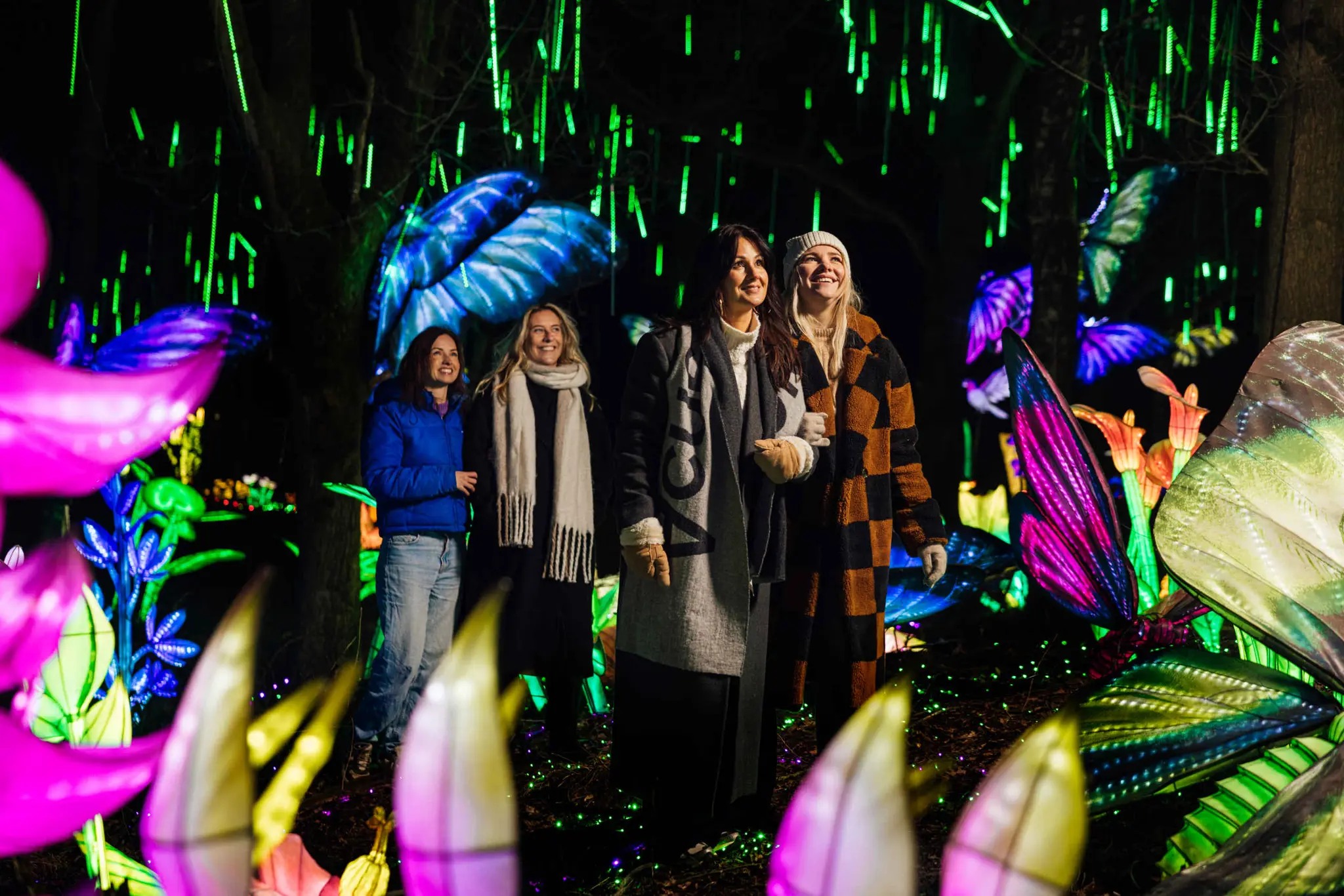 Groep vrouwen van meeting & events wandelen door Light Safari