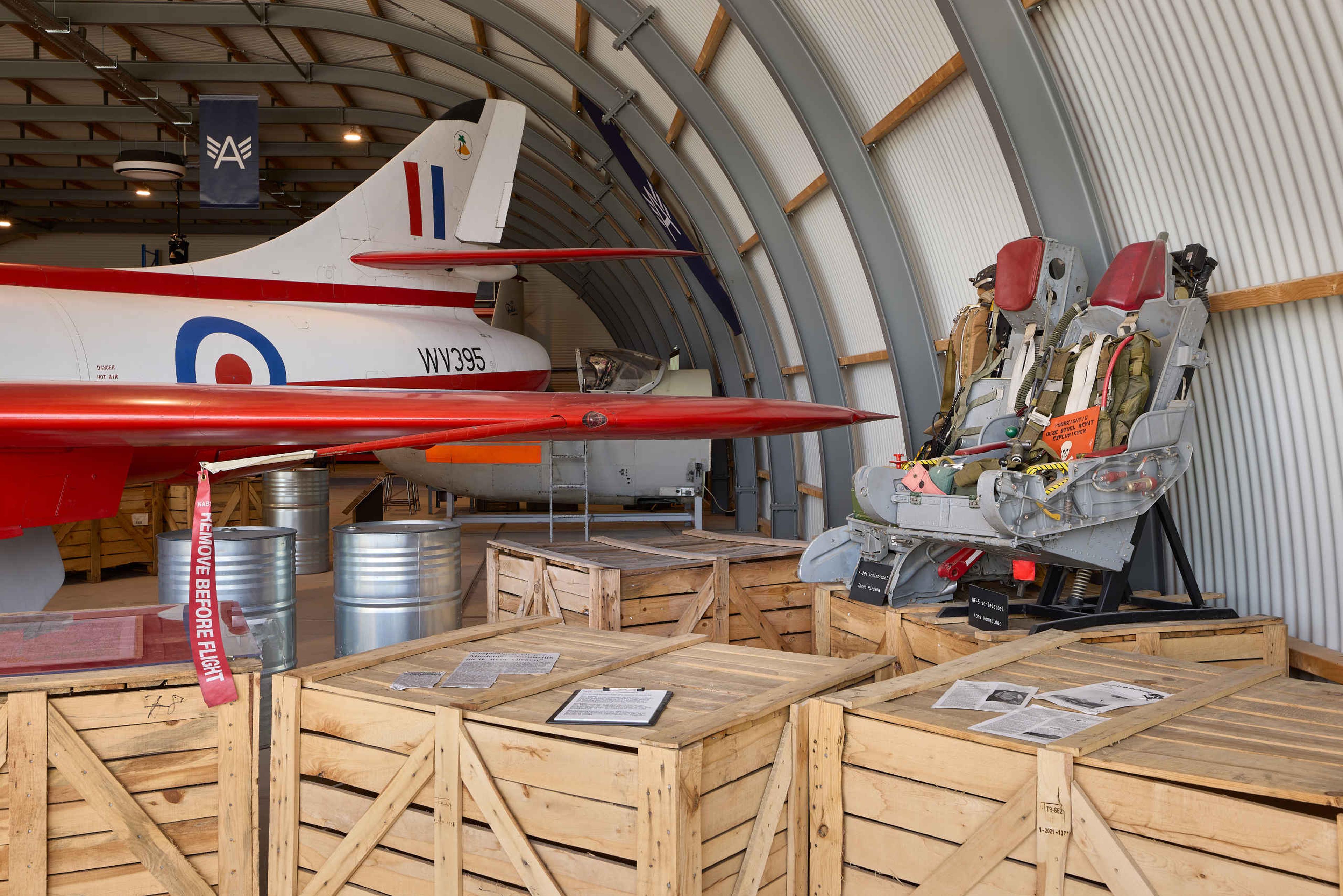 Schietstoelen uit een straaljager bij Aviodrome