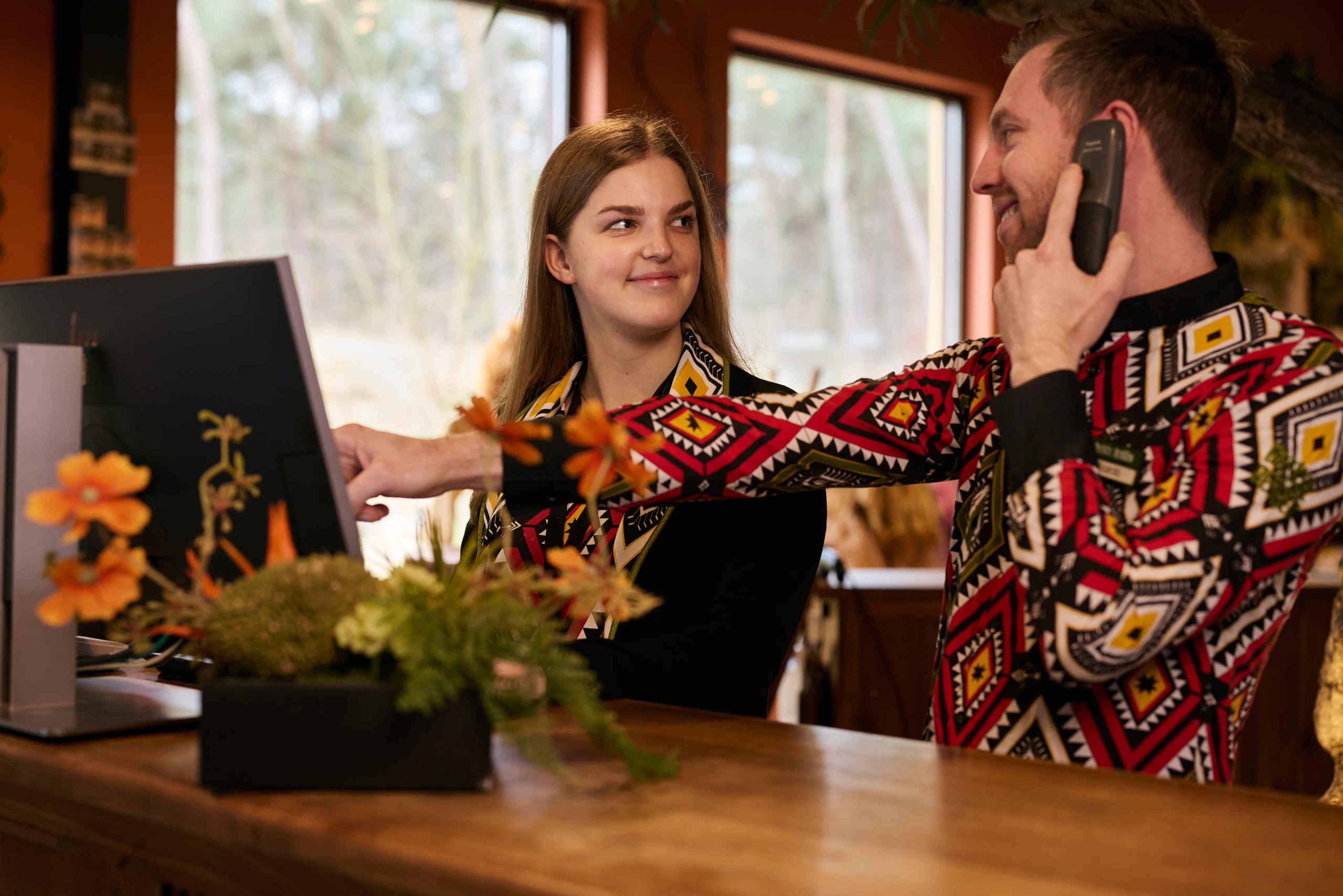 Twee medewerkers van de gastenservice bij Safari Resort Beekse Bergen