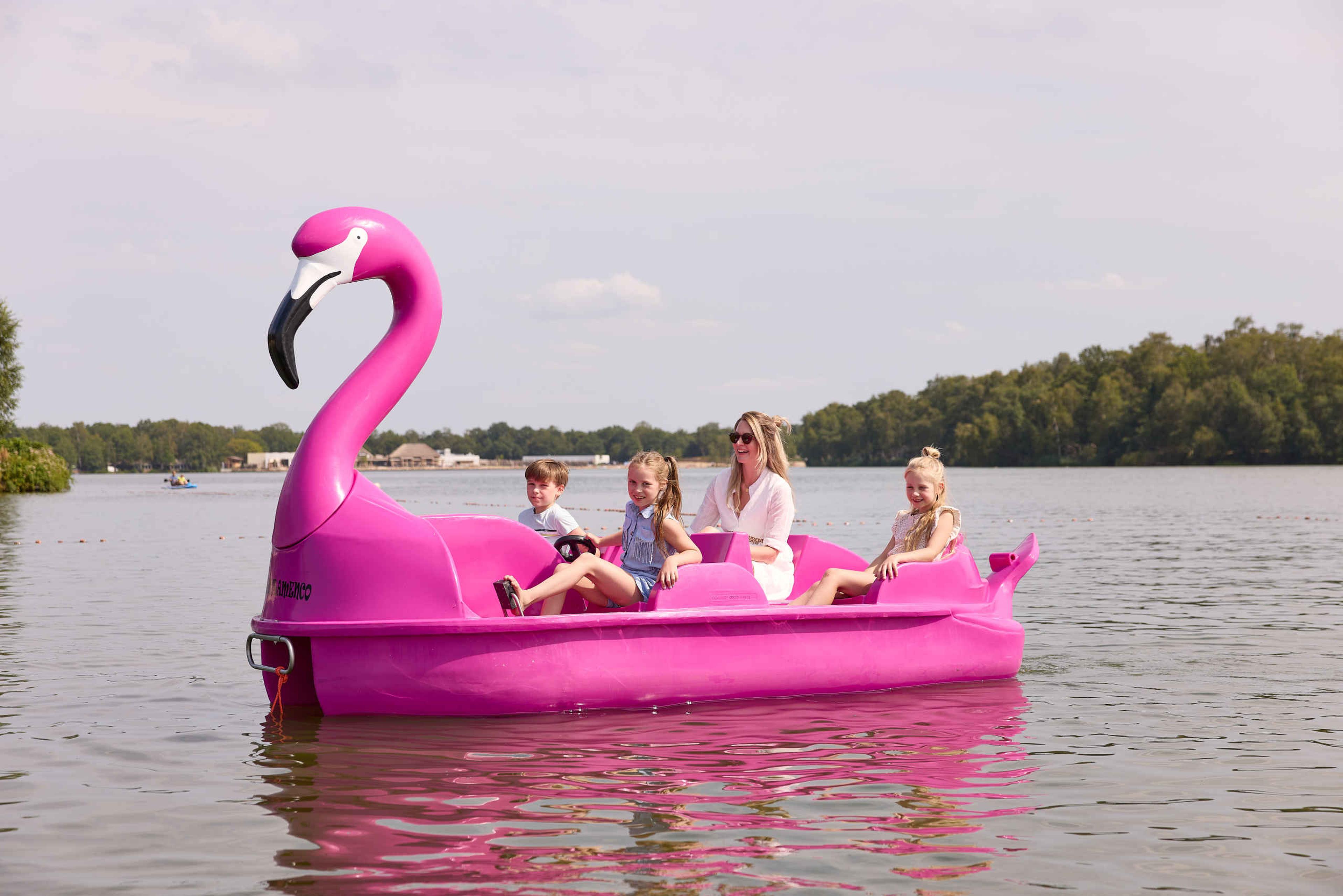 Gezin op de waterfiets bij Speelland Beekse Bergen