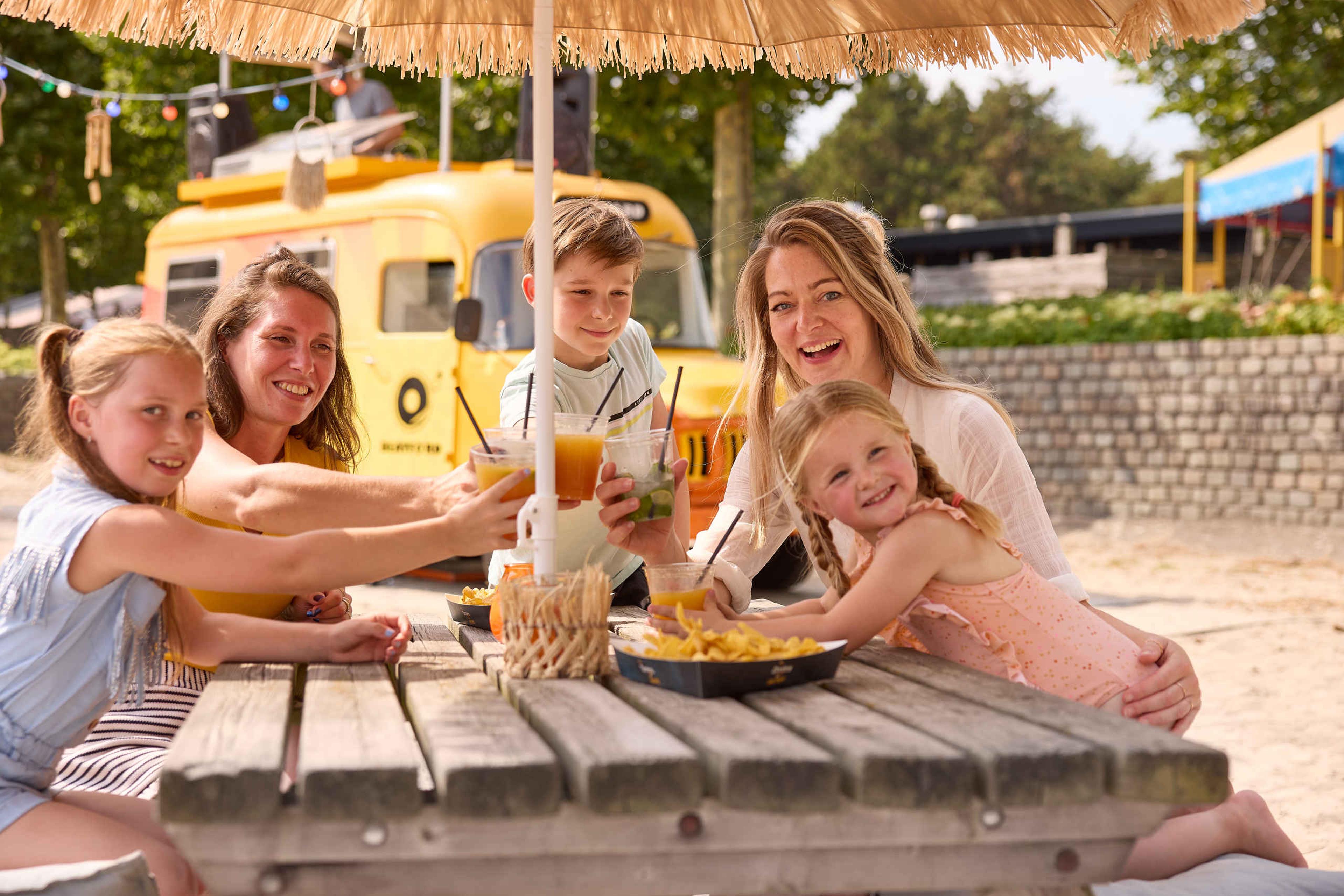 Gezin op het strand bij Speelland Beekse Bergen
