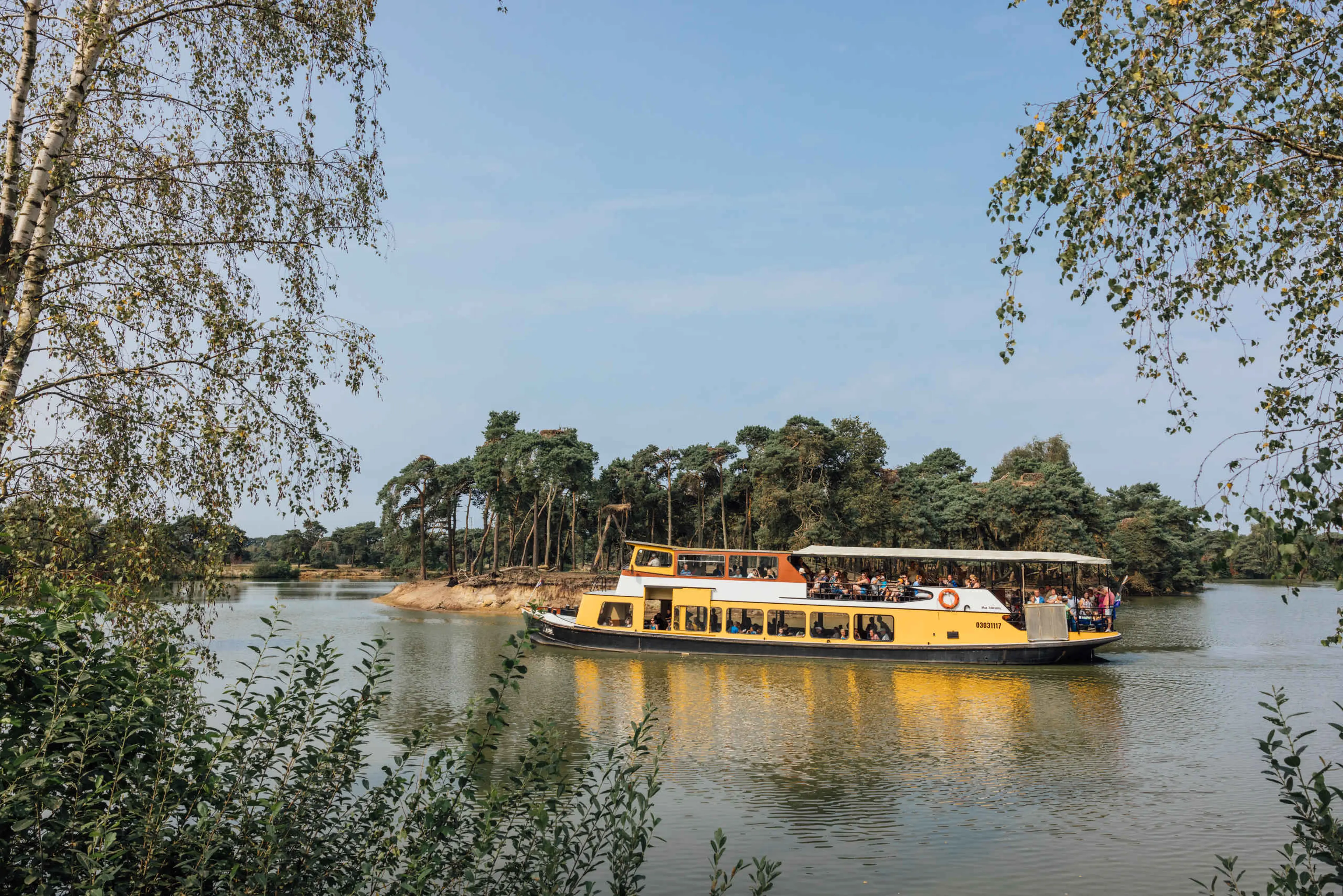Bootsafari tussen bomen op het water in Safaripark Beekse Bergen