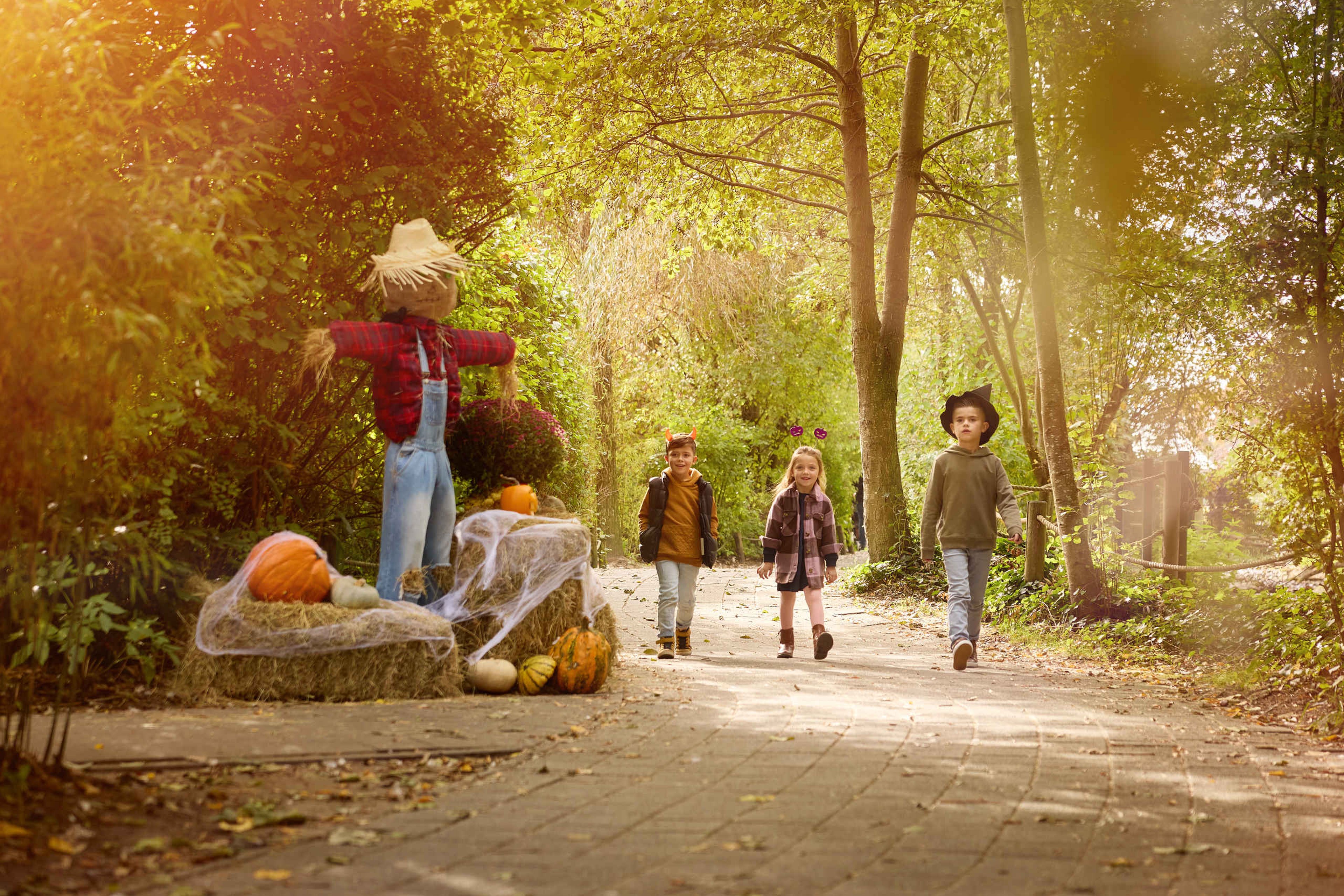 Kinderen lopen door het park tijdens Boeh in de Zoo bij Eindhoven Zoo