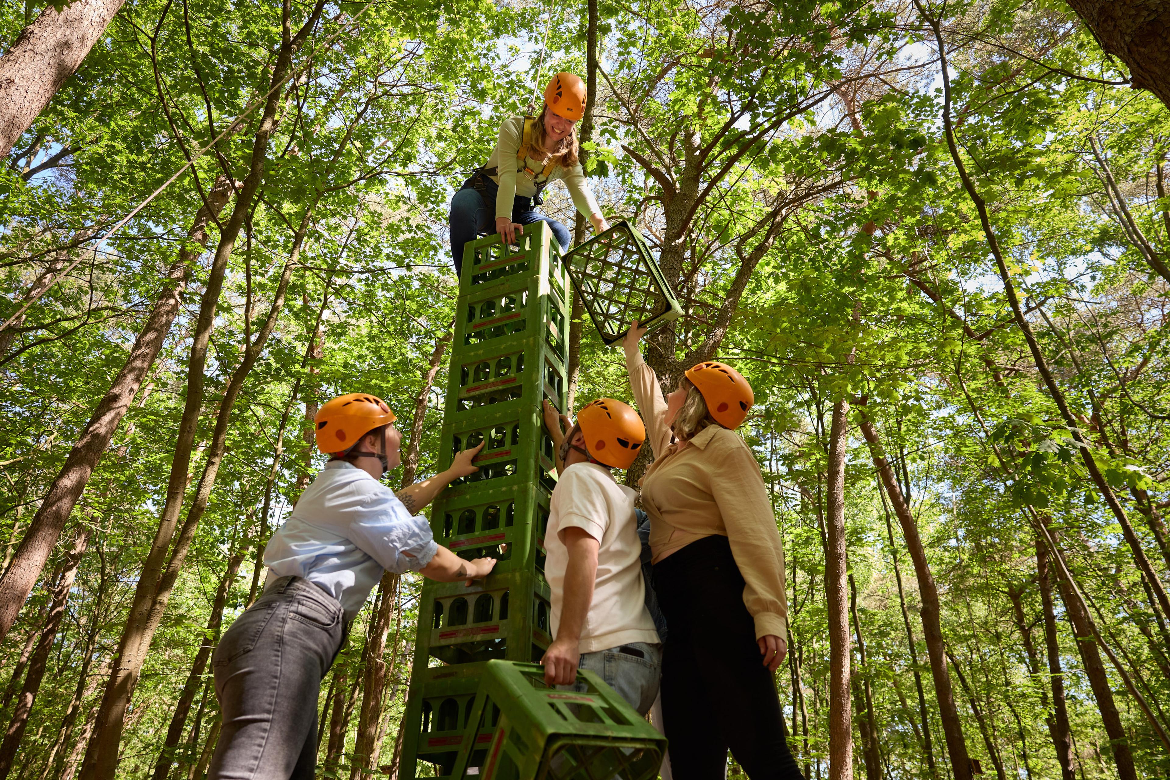 Groep jongeren aan het krat stapelen tijdens Expeditie Buitenjan bij Klimrijk Brabant