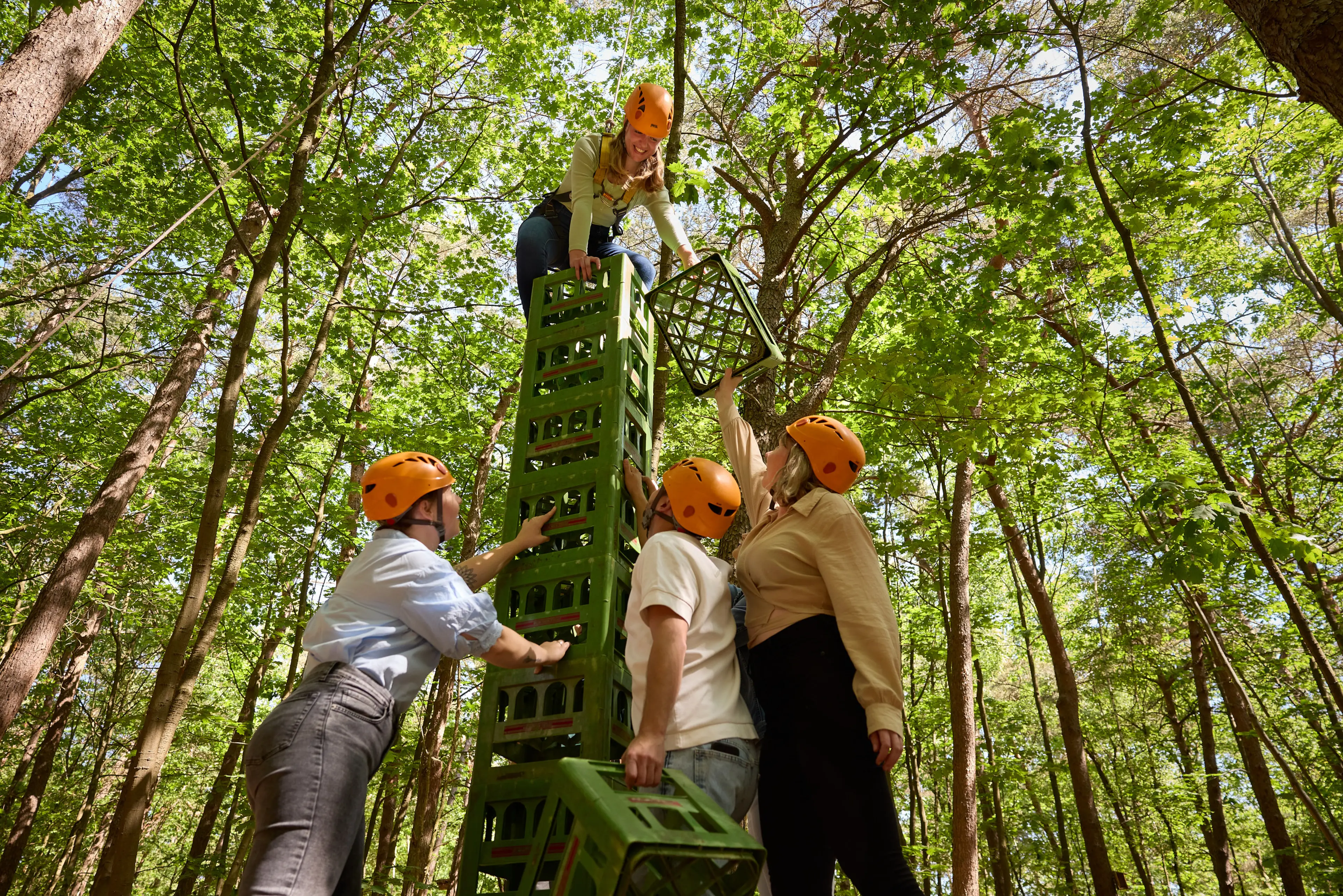 Groep jongeren aan het krat stapelen tijdens Expeditie Buitenjan bij Klimrijk Brabant