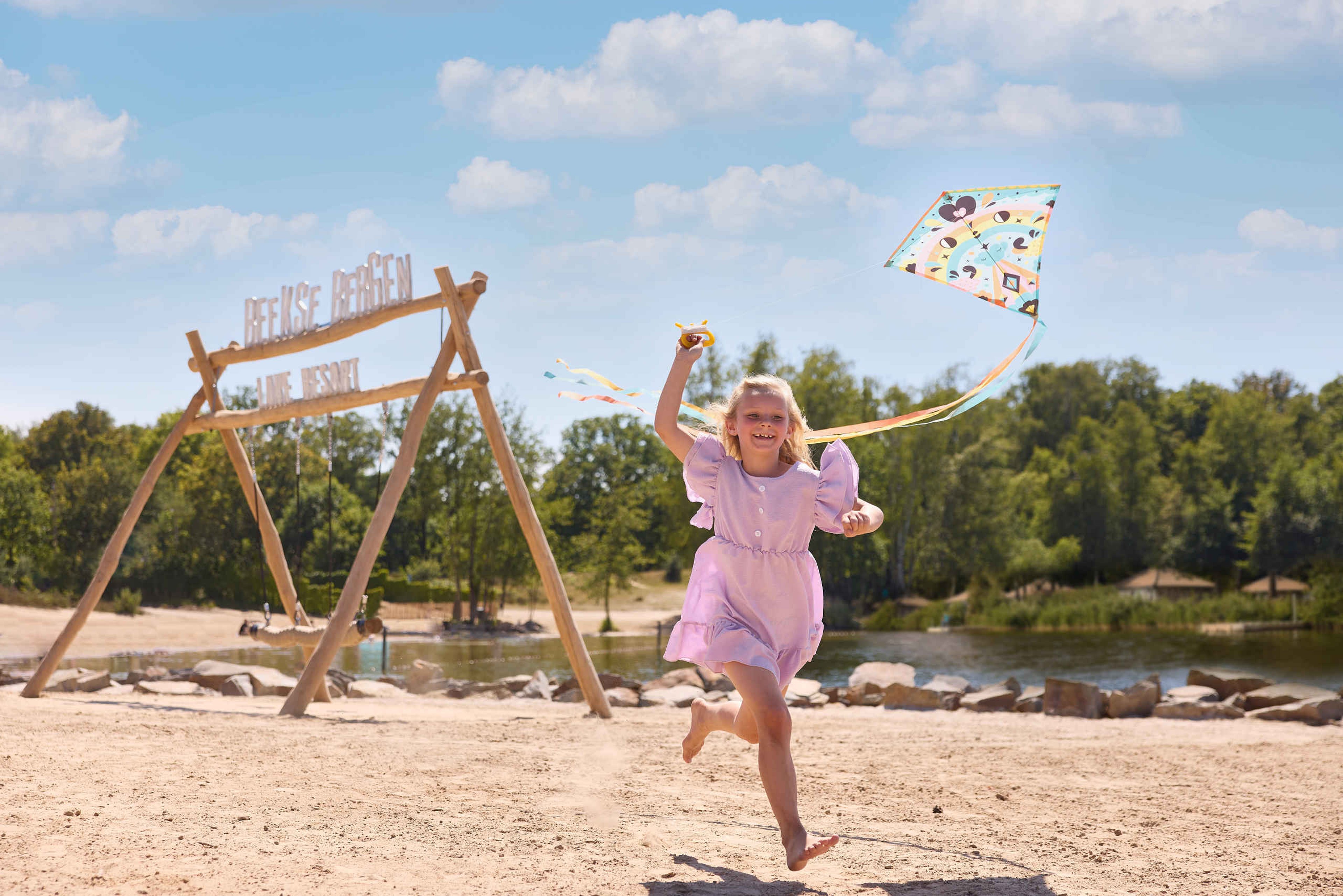 Meisje vliegeren op Lake Resort Beekse Bergen