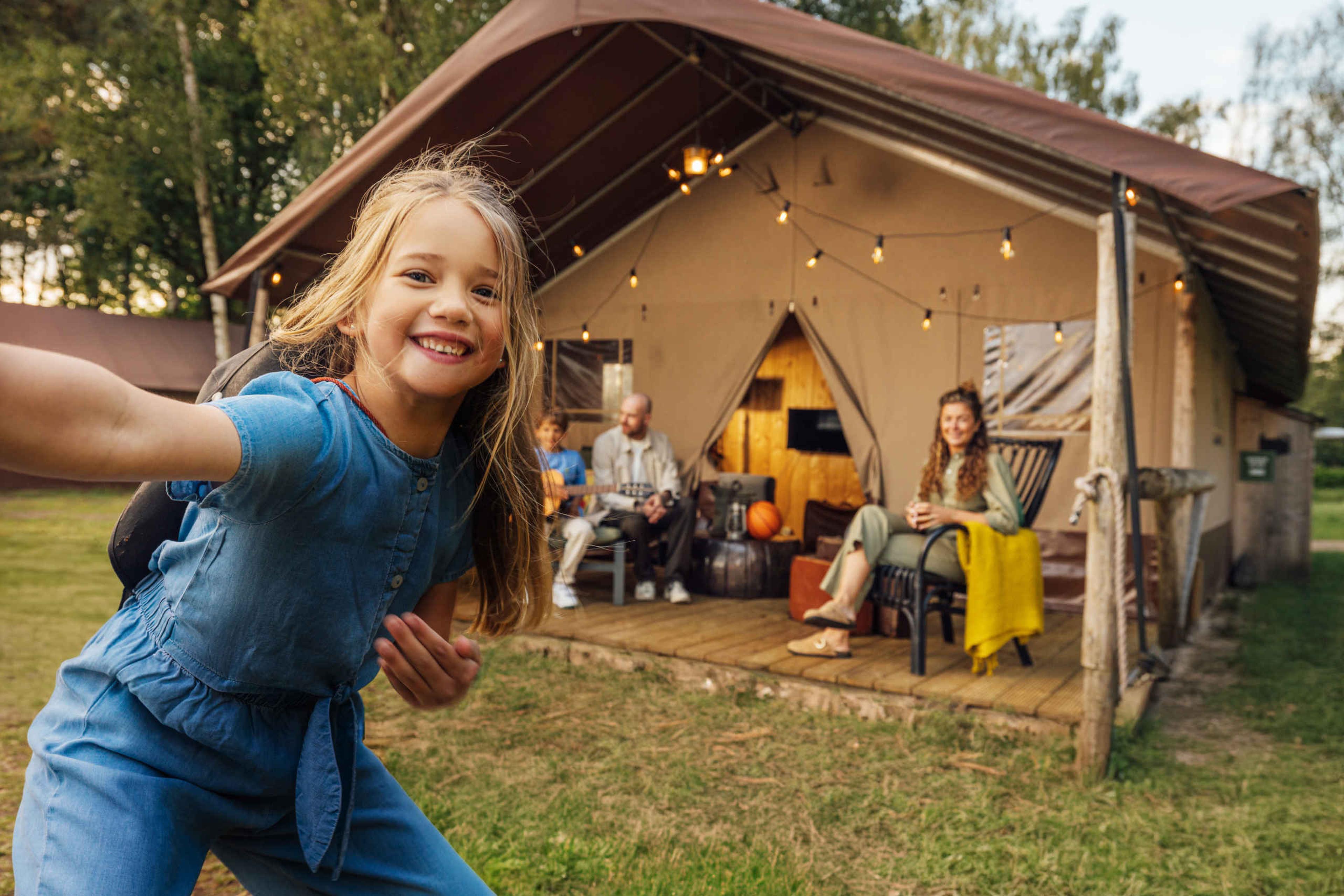 Meisje bij Safaritent Big Five op Lake Resort Beekse Bergen
