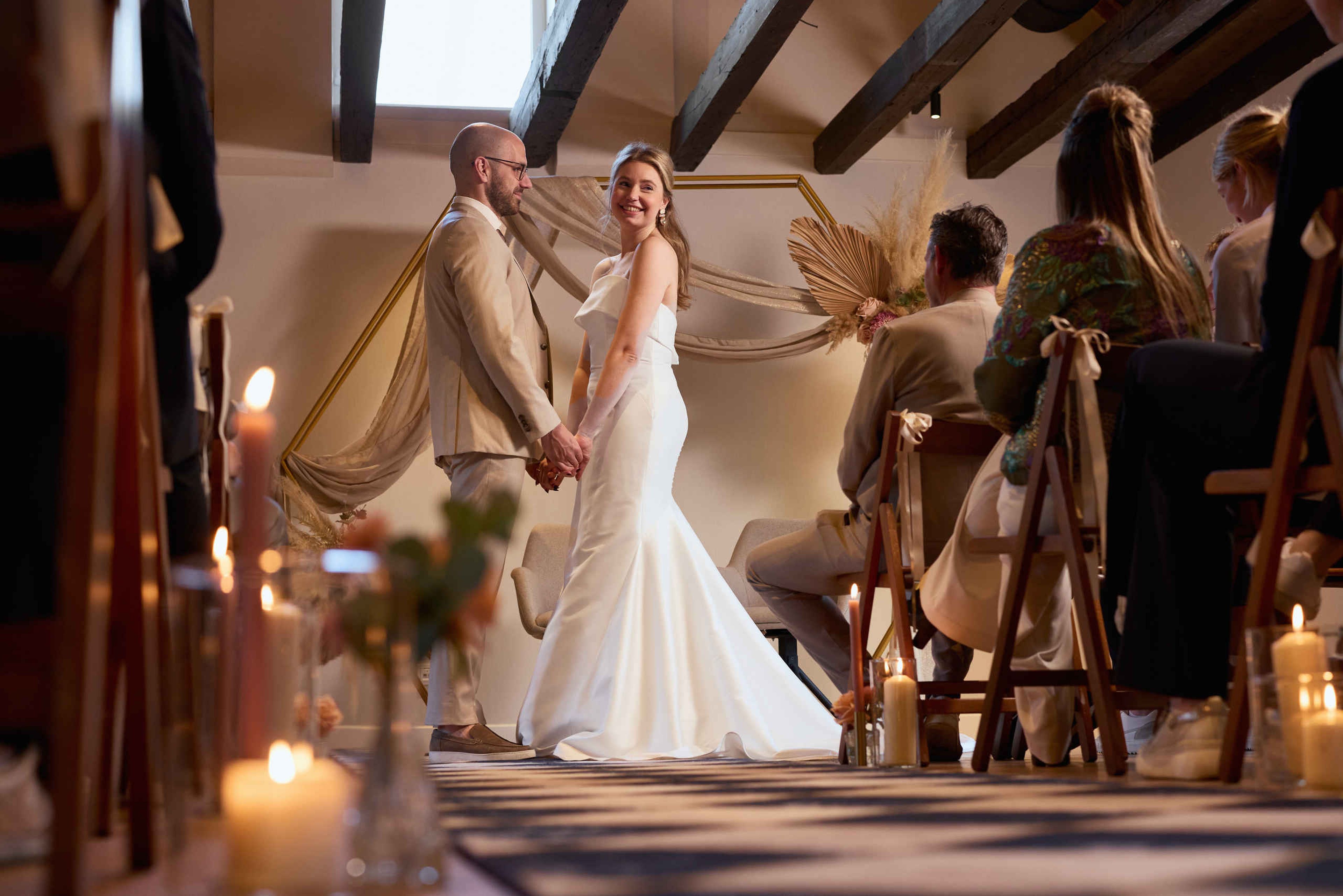 Bruidspaar bruiloft de ceremonie in de Grand Salon in Kasteel Steenenburg