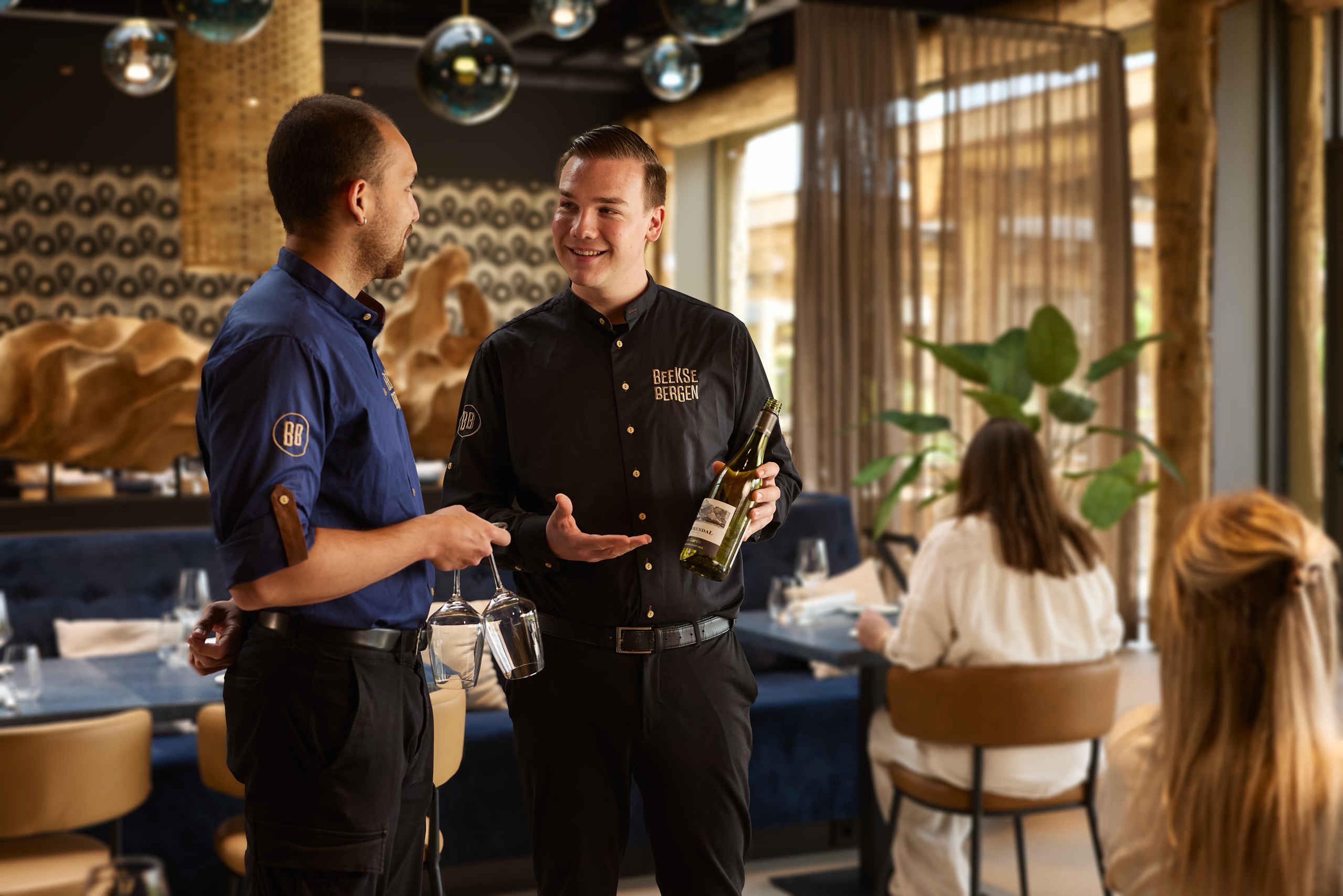 Gastheer in het restaurant van Safari Hotel Beekse Bergen
