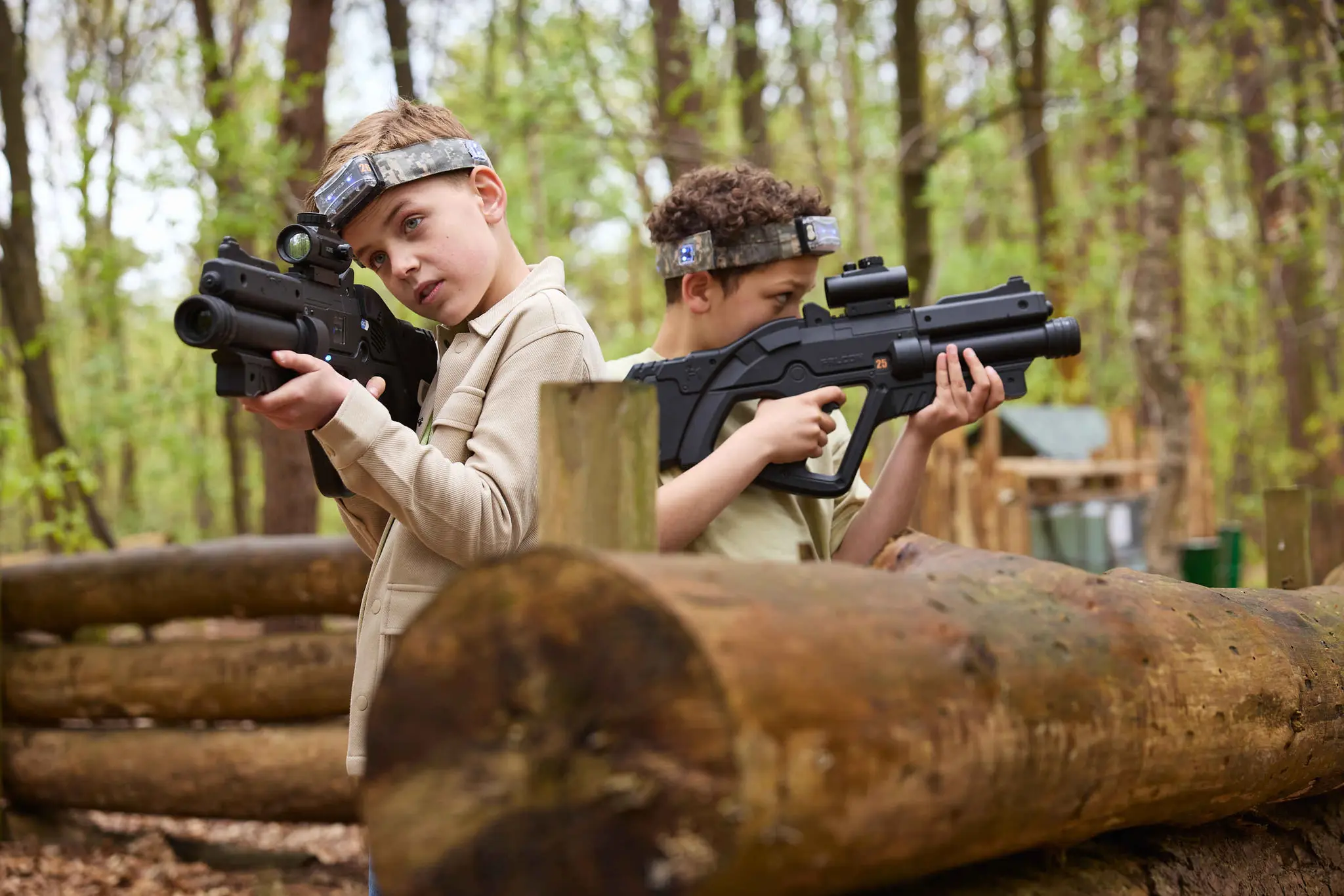 Klimrijk-outdoor-lasergamen-twee-jongen