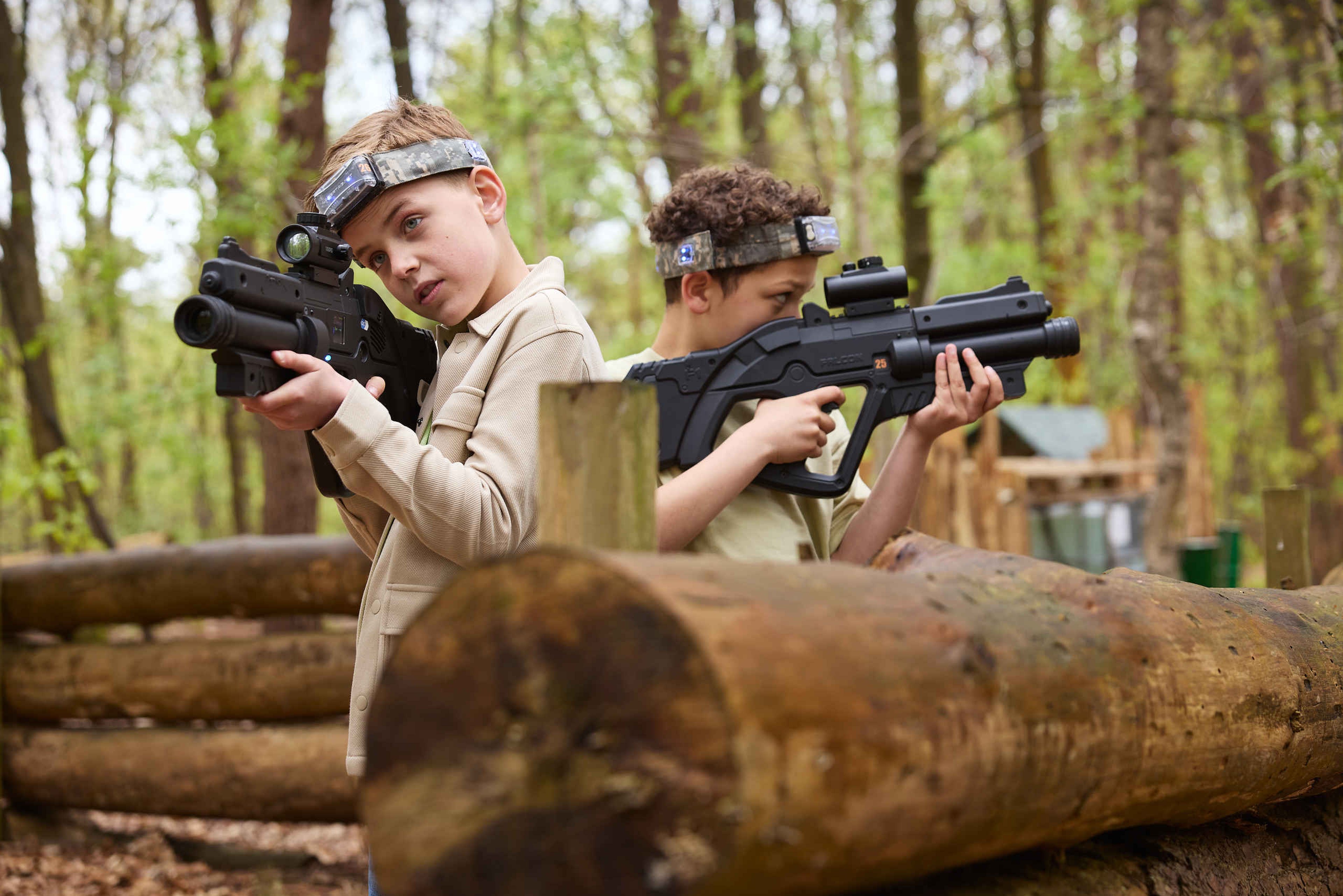 Klimrijk-outdoor-lasergamen-twee-jongen