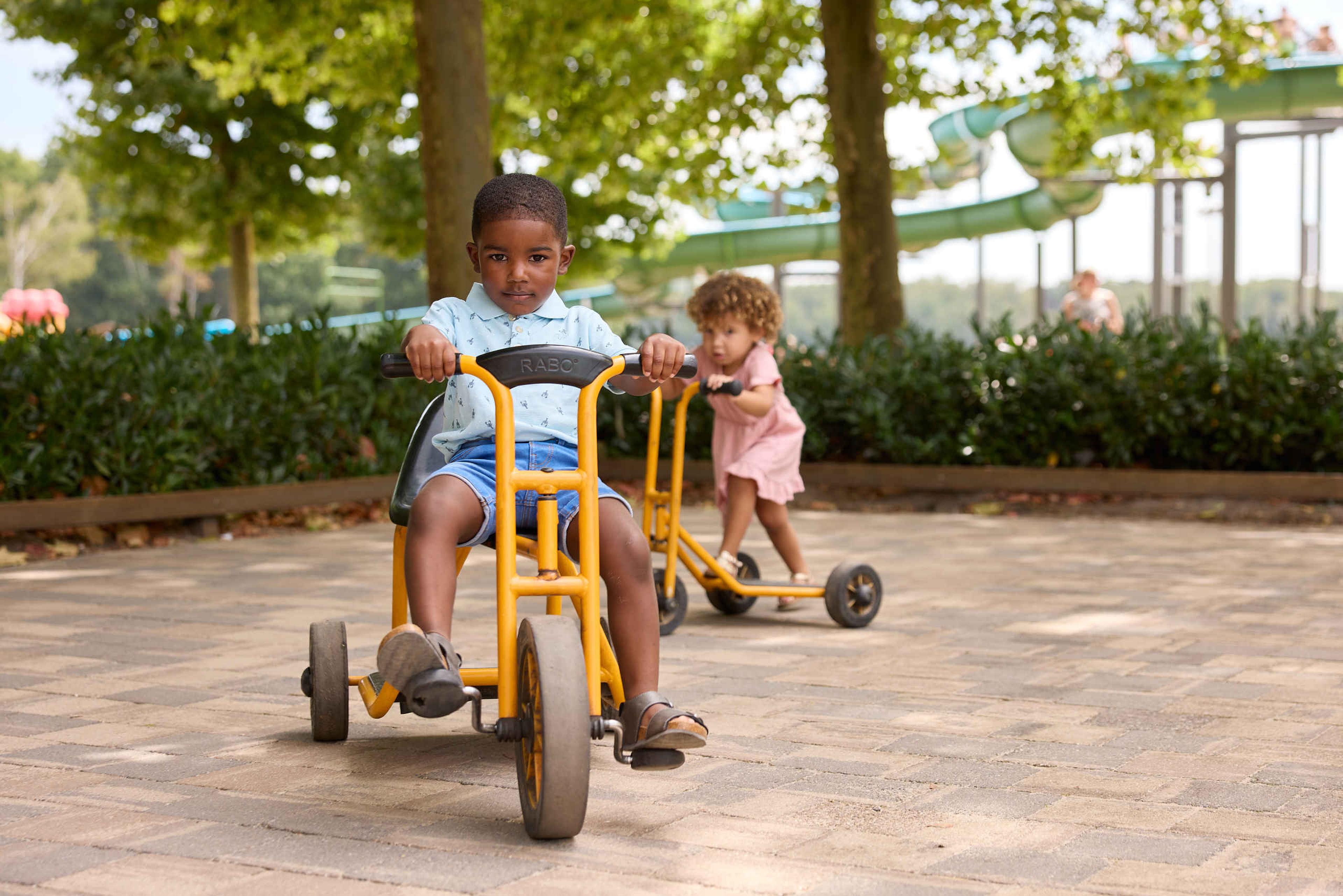 Kinderen fietsen in de peuterspeeltuin bij Speelland Beekse Bergen