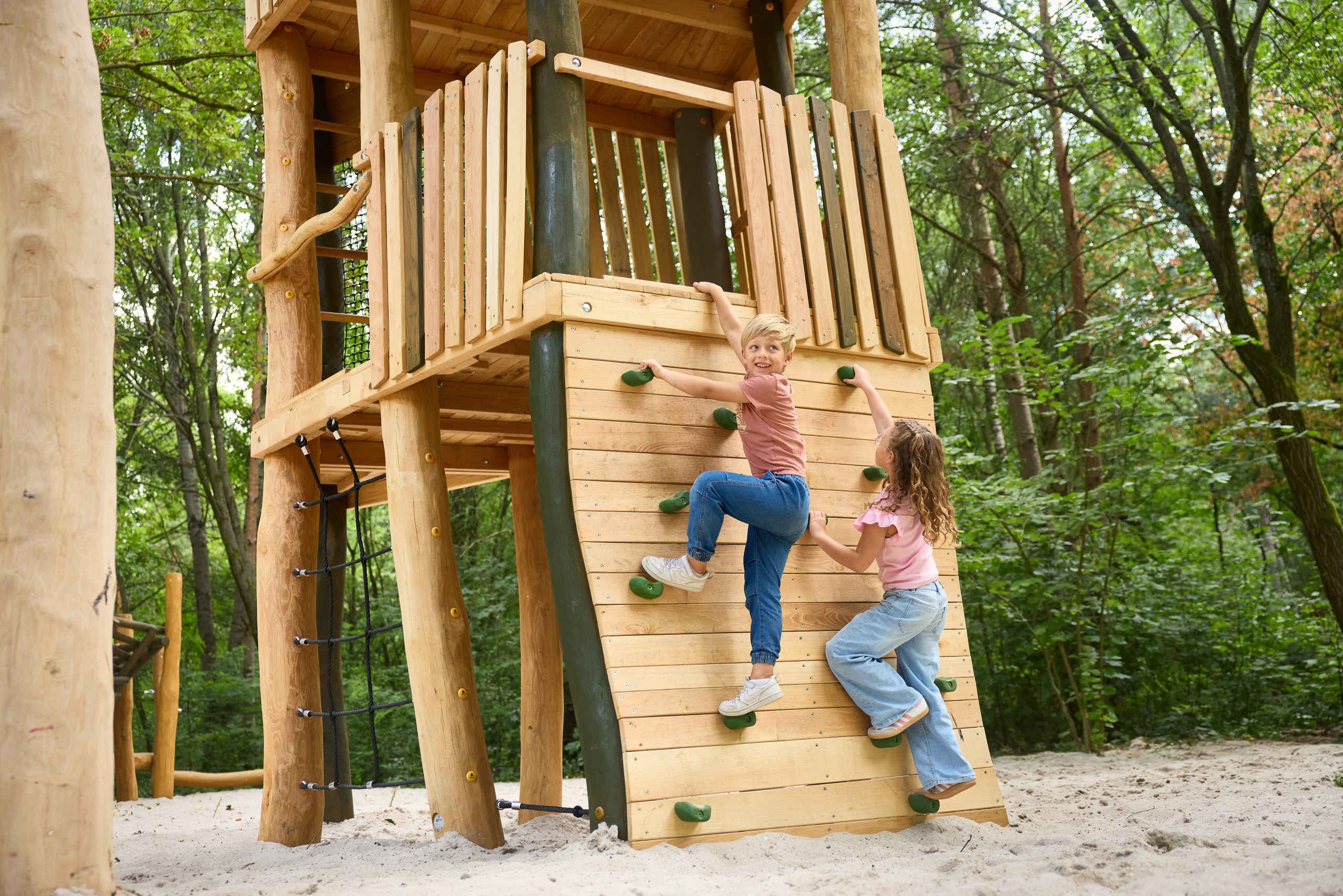 Twee kinderen bij de Speeltoren