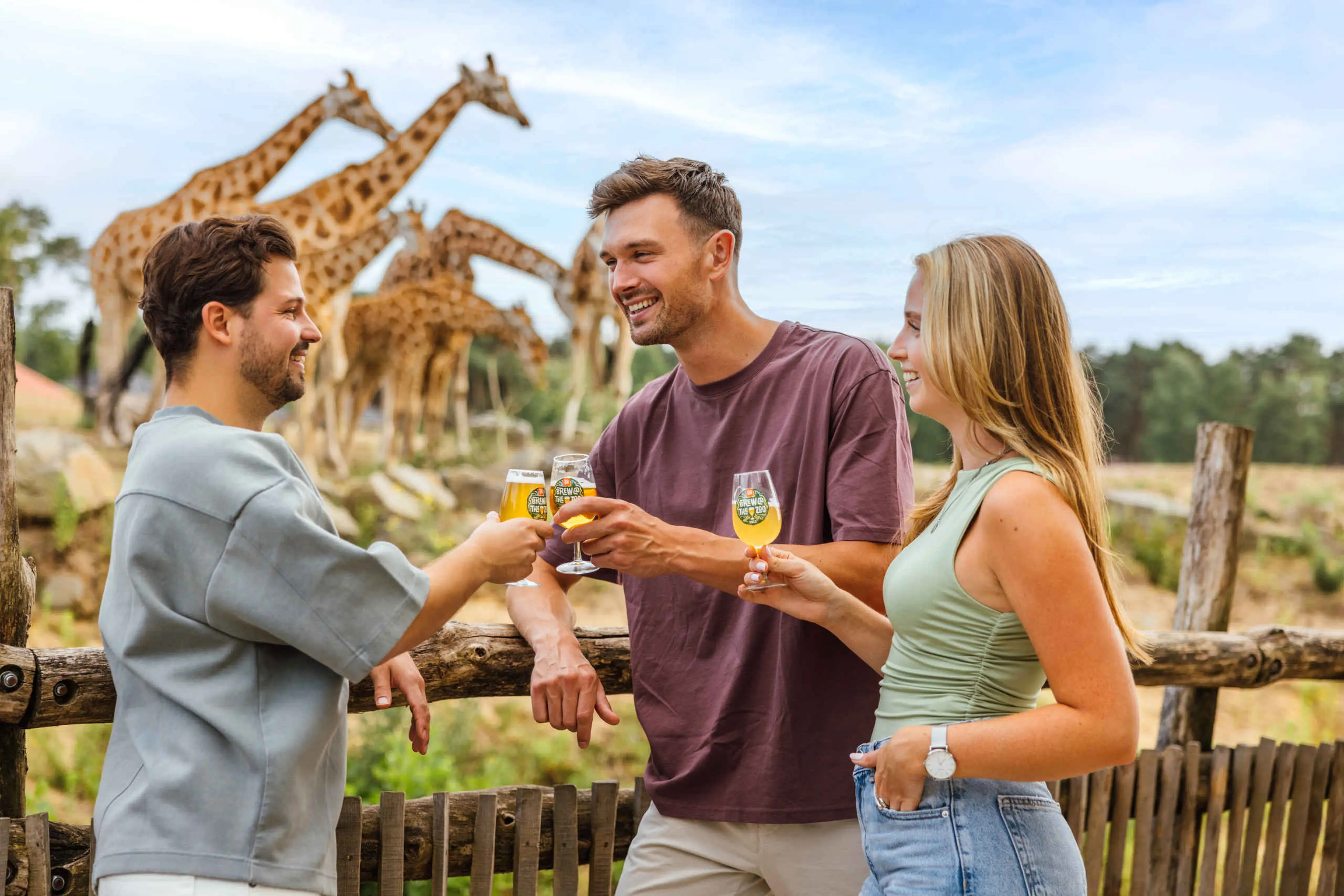 Drie vrienden proosten met een biertje op Brew@TheZoo bij Safaripark Beekse Bergen.
