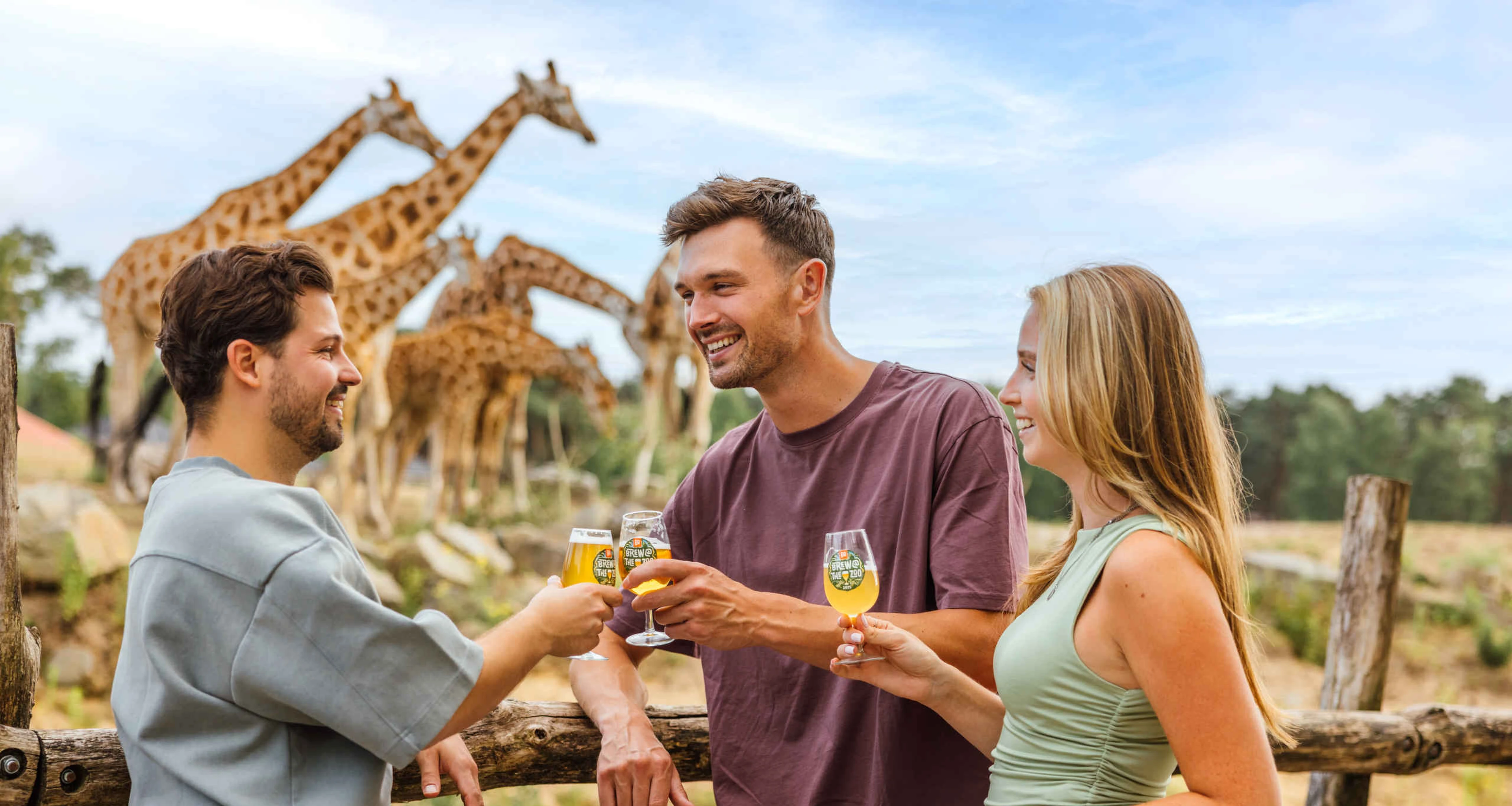 Drie vrienden proosten met een biertje op Brew@TheZoo bij Safaripark Beekse Bergen.