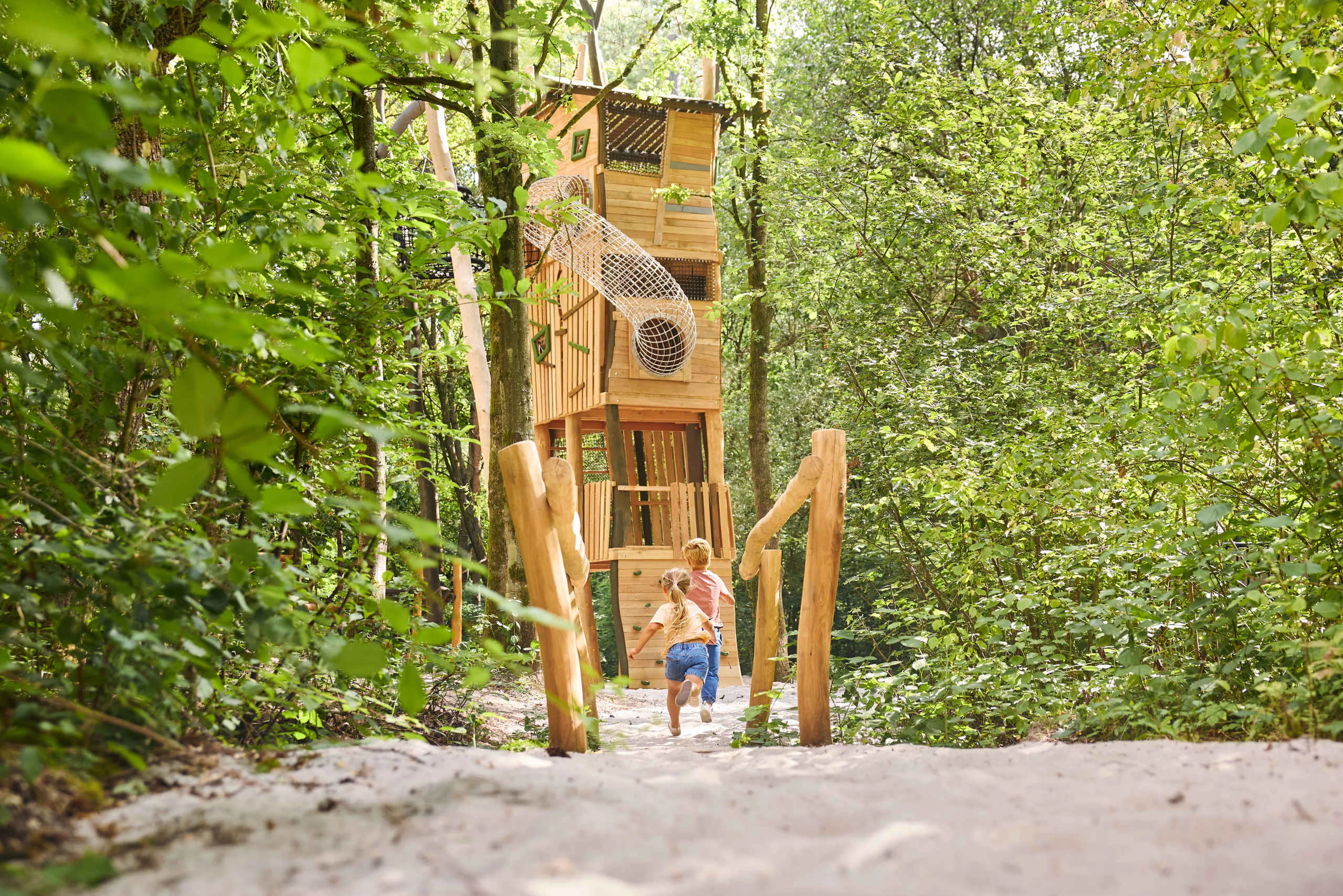 Twee kinderen rennen naar de Speeltoren