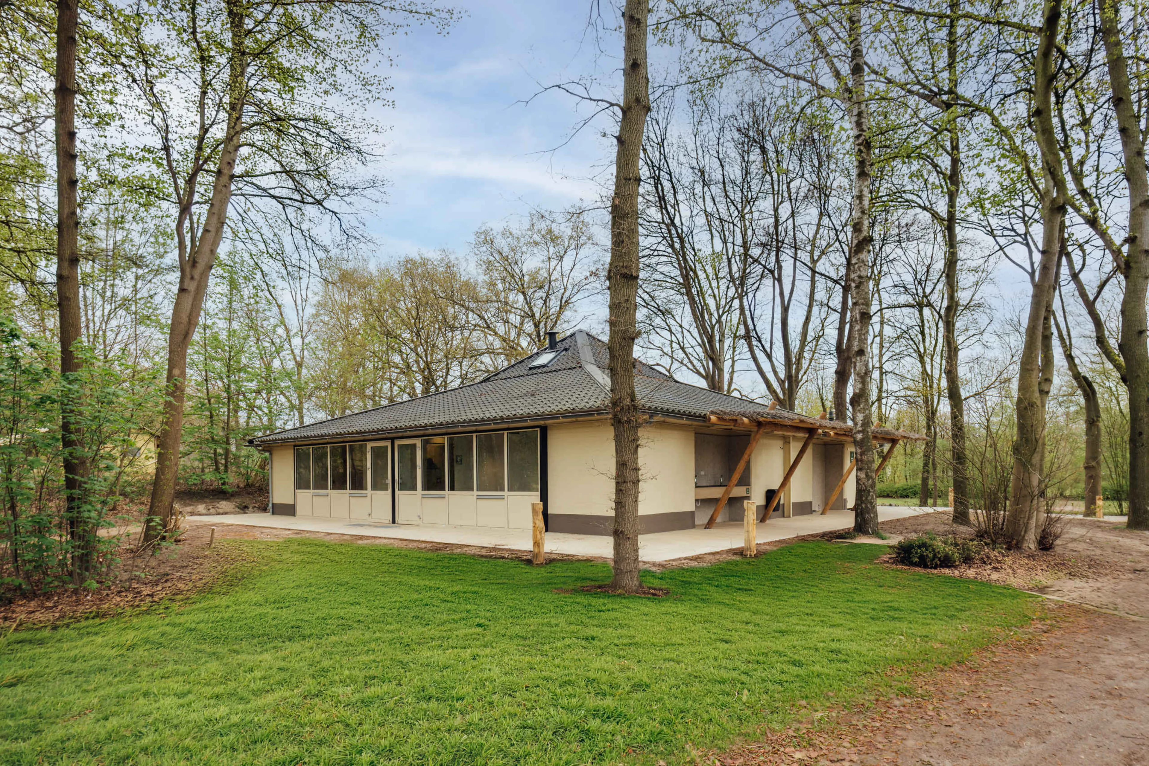 Exterieur van het sanitairgebouw op de camping van Lake Resort Beekse Bergen