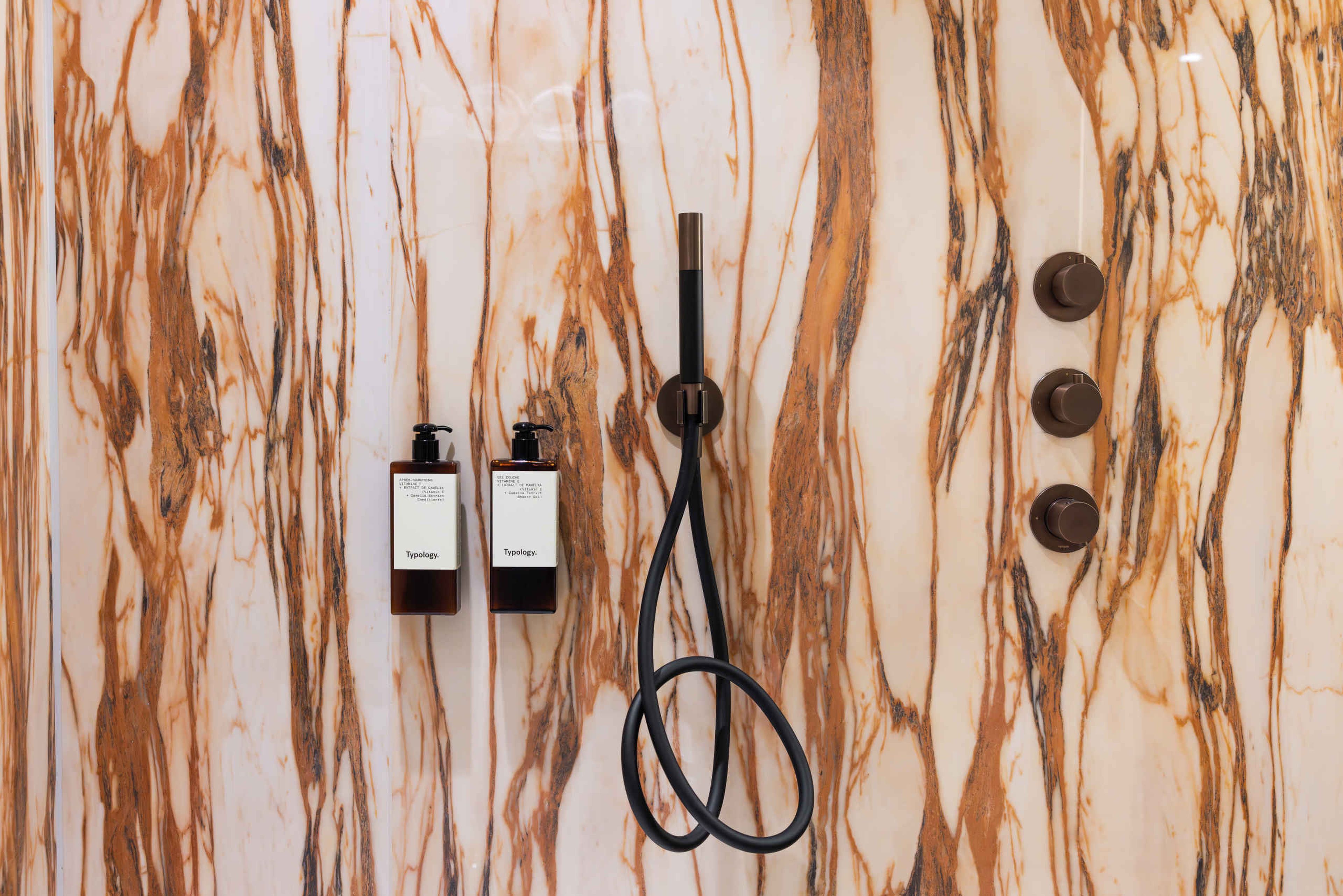 Close-up van de badkamers in de kamers van het hotel van Kasteel Steenenburg