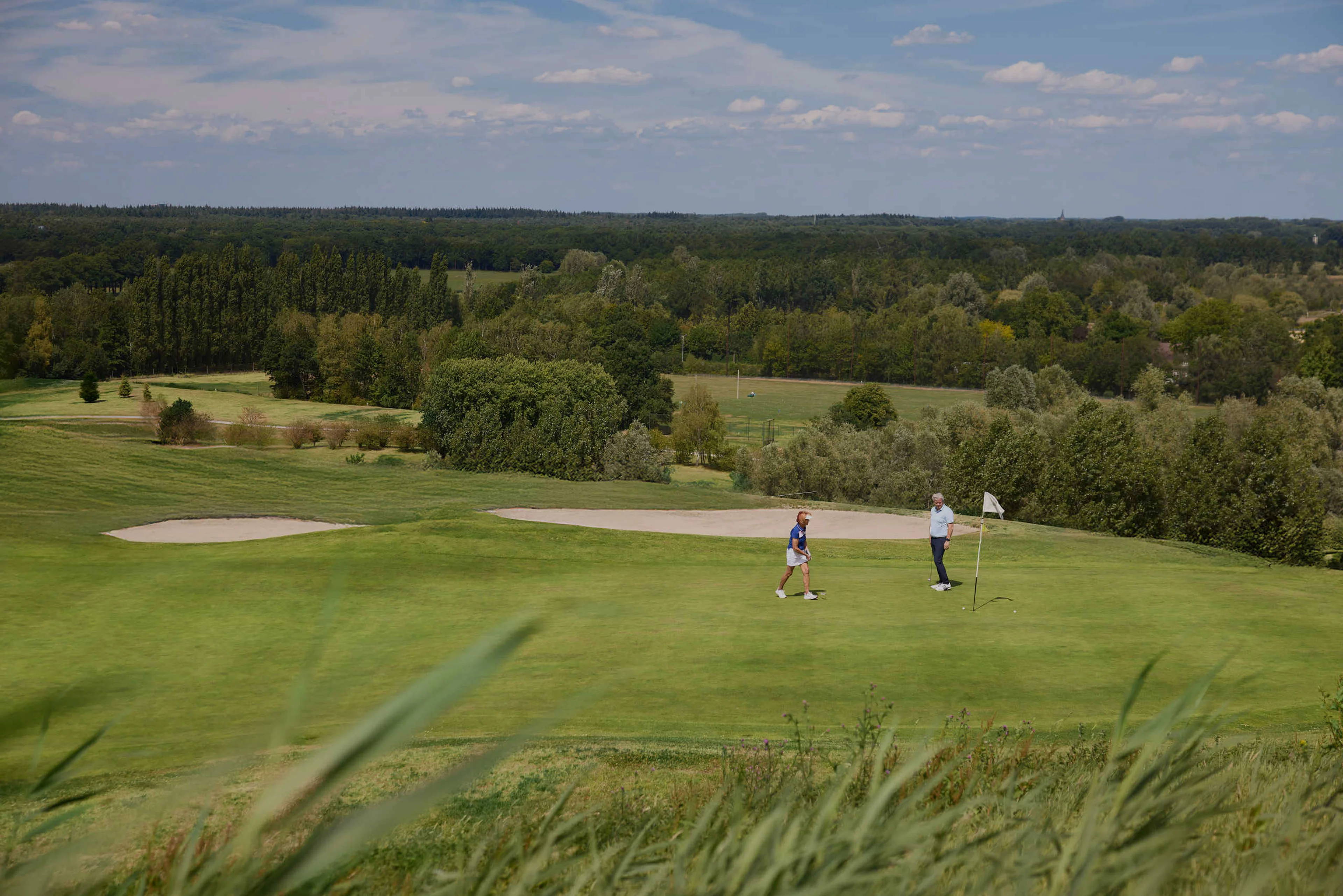 Een uitzicht vanaf de green van hole 2 bij Golf De Gulbergen