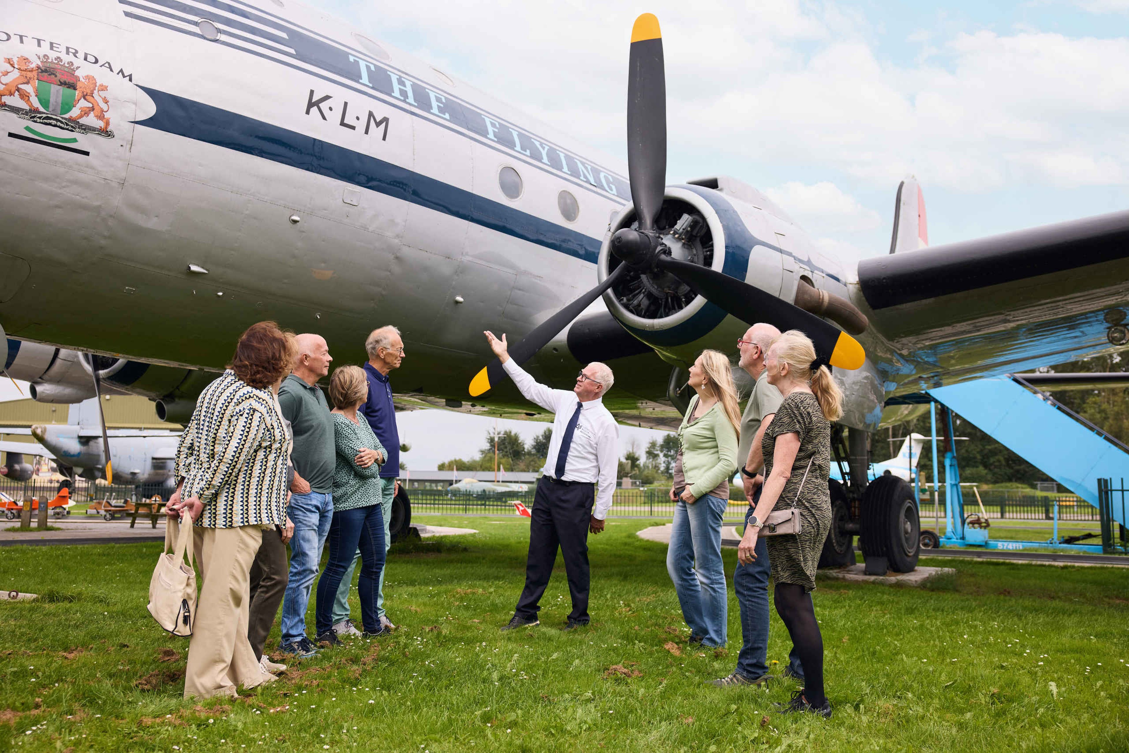 Een rondleiding met een gids op het buitenterrein van Aviodrome