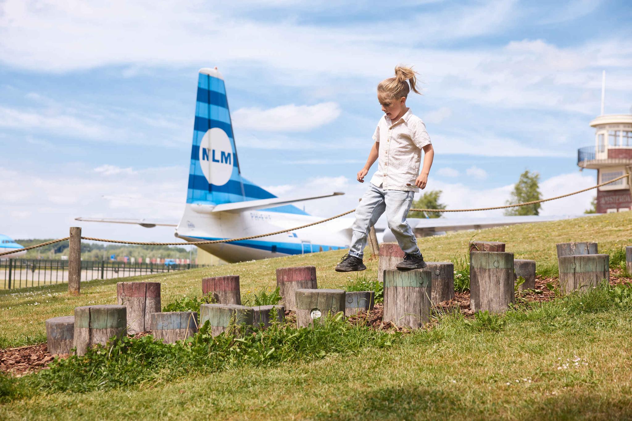 Een spelend kind in de speeltuin van Luchtvaartmuseum Aviodrome