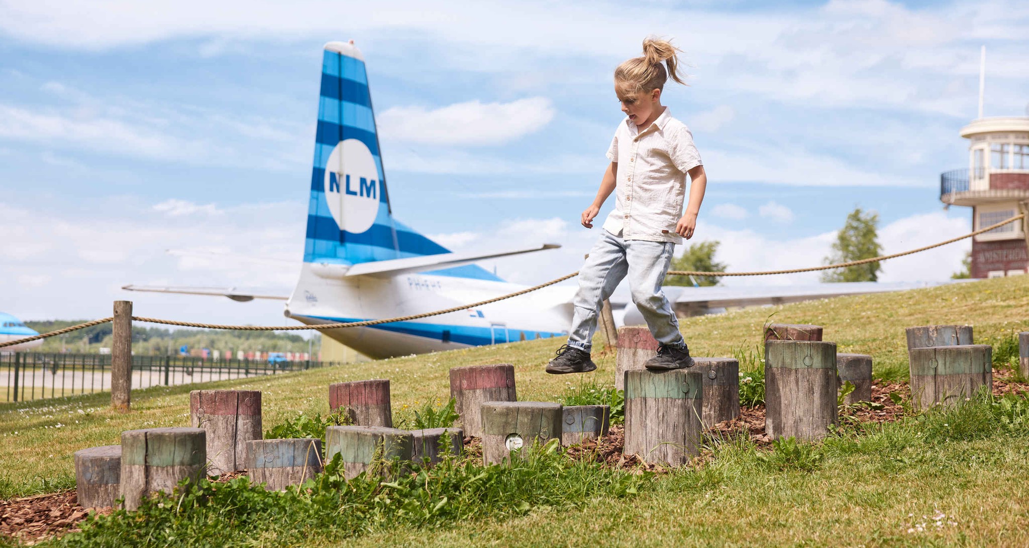 Een spelend kind in de speeltuin van Luchtvaartmuseum Aviodrome
