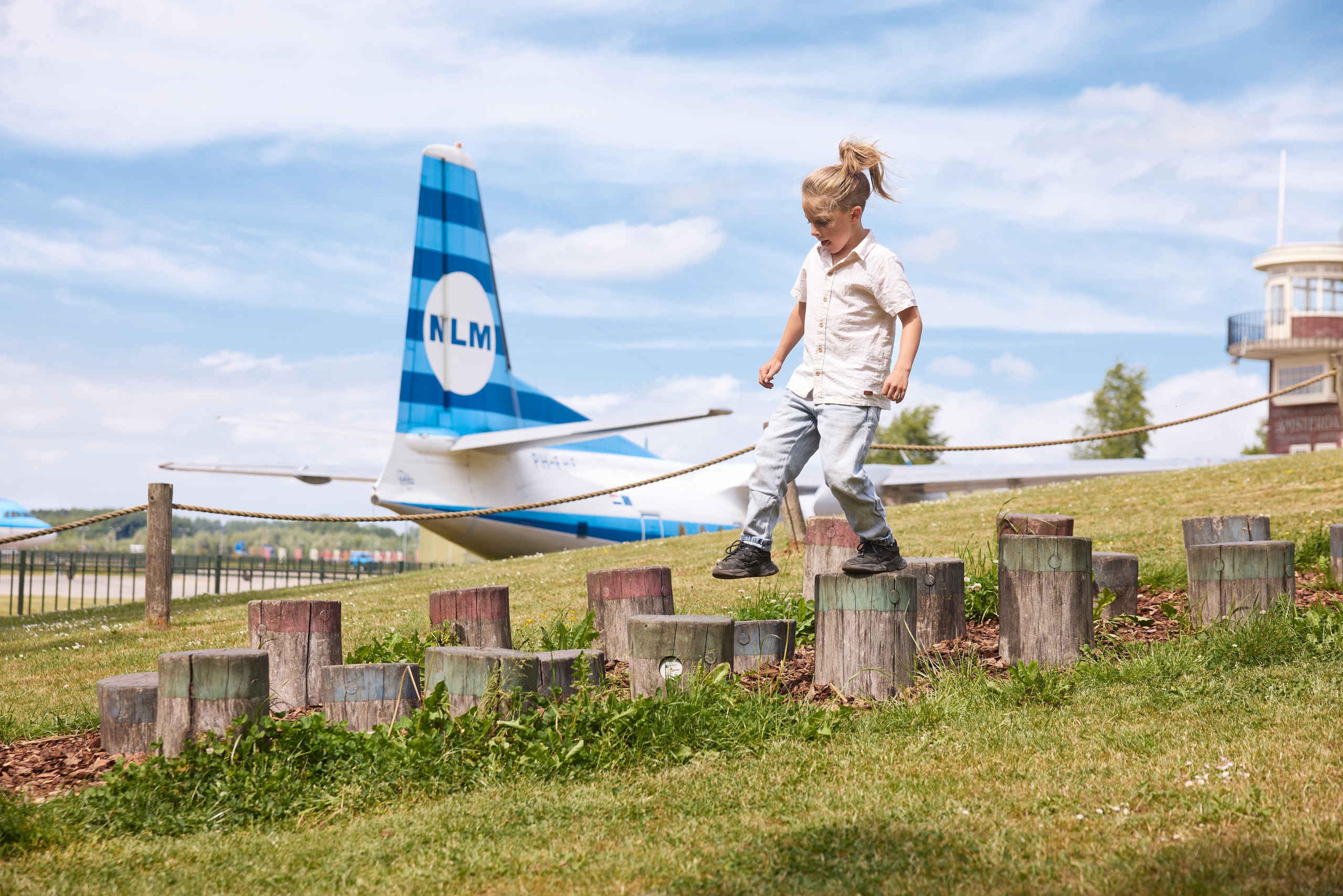 Een spelend kind in de speeltuin van Luchtvaartmuseum Aviodrome